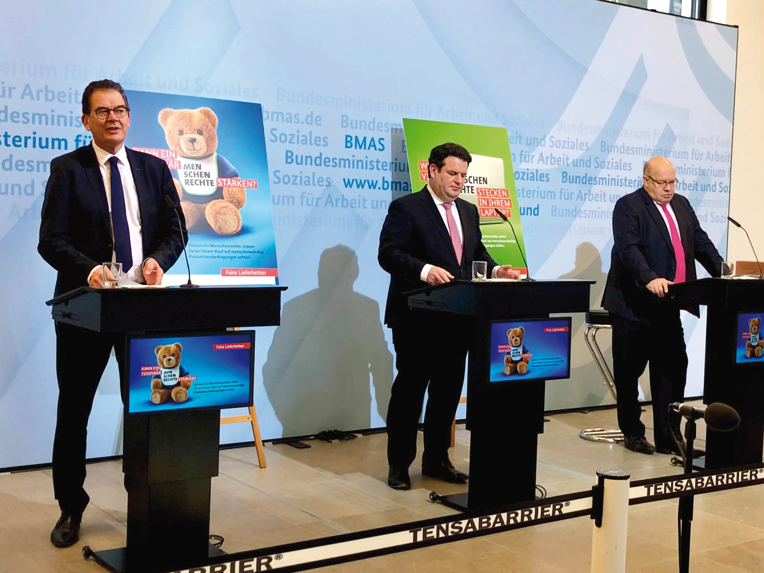 Minister Müller, Heil und Altmaier (von links) bei einer Pressekonferenz im Februar 2021, nachdem sie sich auf die wesentlichen Inhalte für ein Lieferkettengesetz geeinigt hatten.