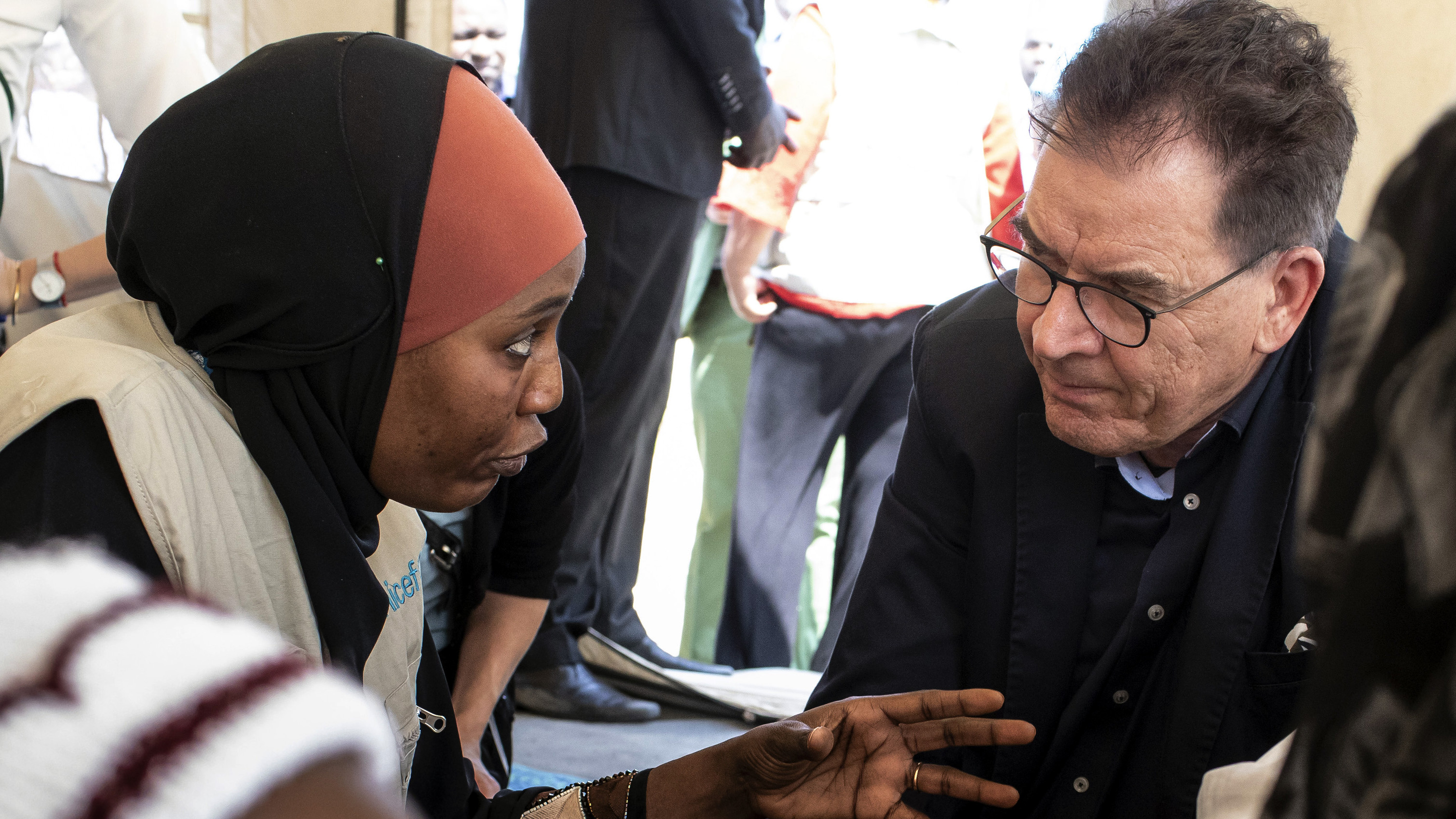 Bundesentwicklungsminister Gerd Müller im Gespräch mit einer Frau, die vor Boko Haram geflohen ist. Das Foto entstand am 3.2.2020 im Flüchtlingslager Teachers Village in Nigeria.