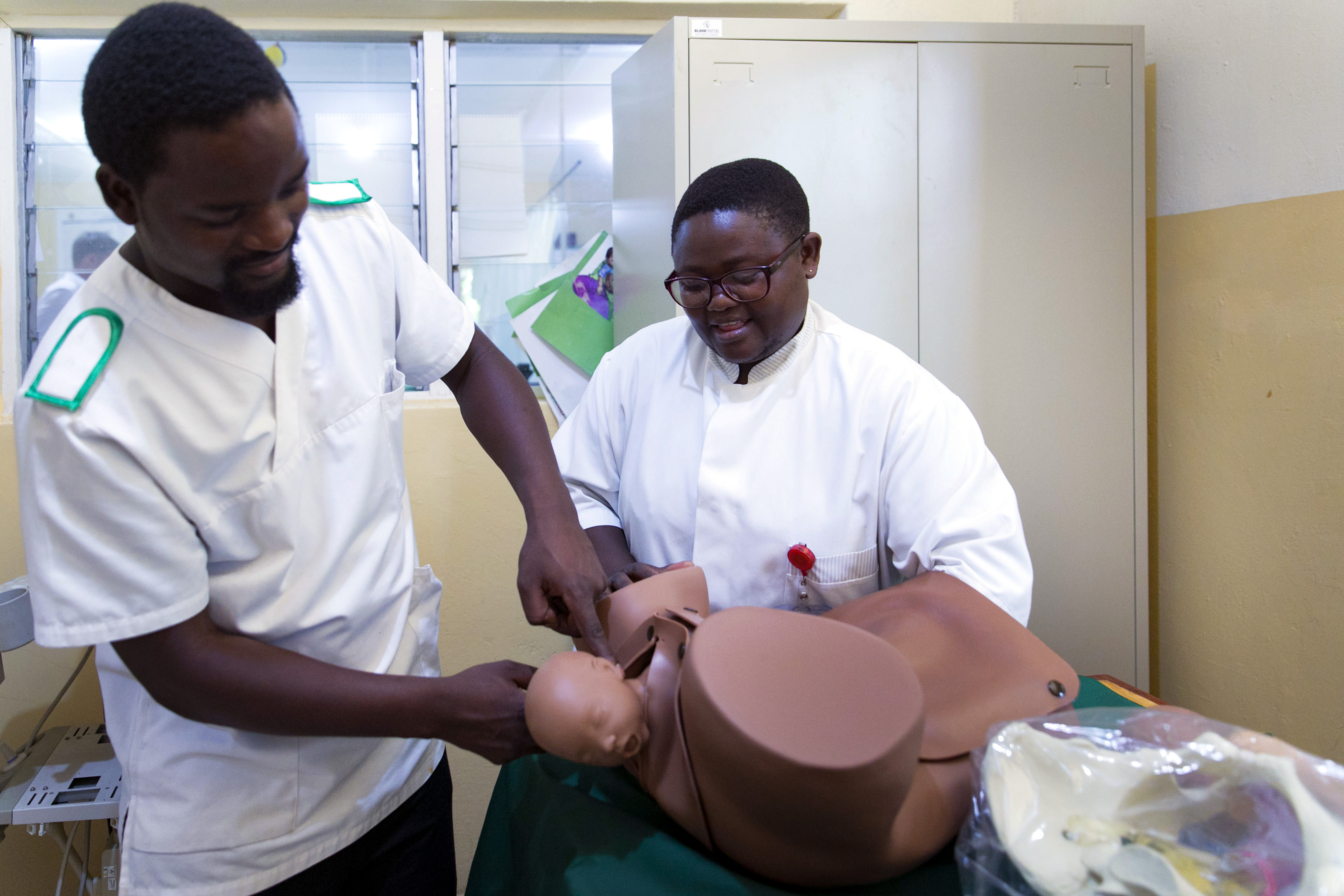 Demonstration einer Geburt auf der Geburtsstation des Nkhoma-Krankenhauses in Malawi, wo im sogenannten Skills Lab Hebammen und Geburtshelfer weitergebildet werden.