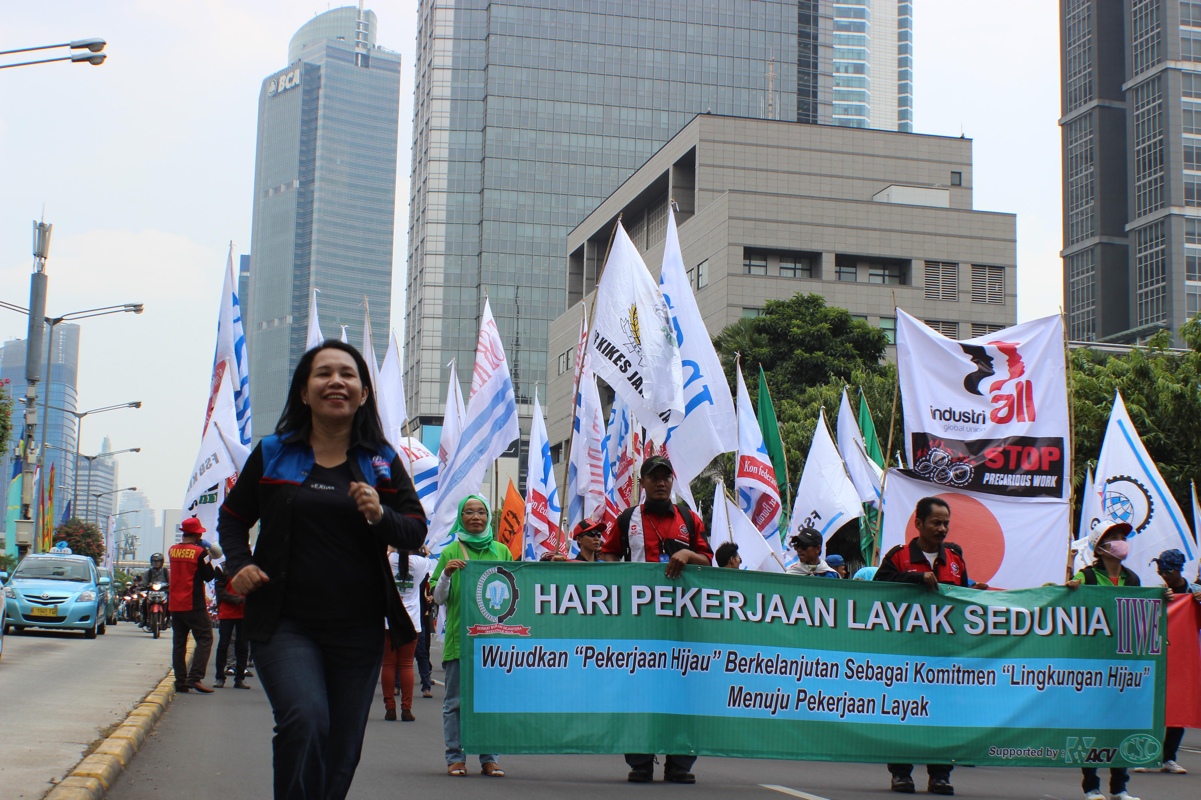 Textilarbeiter in Jakarta, Indonesien, fordern menschenwürdige Arbeit für alle.