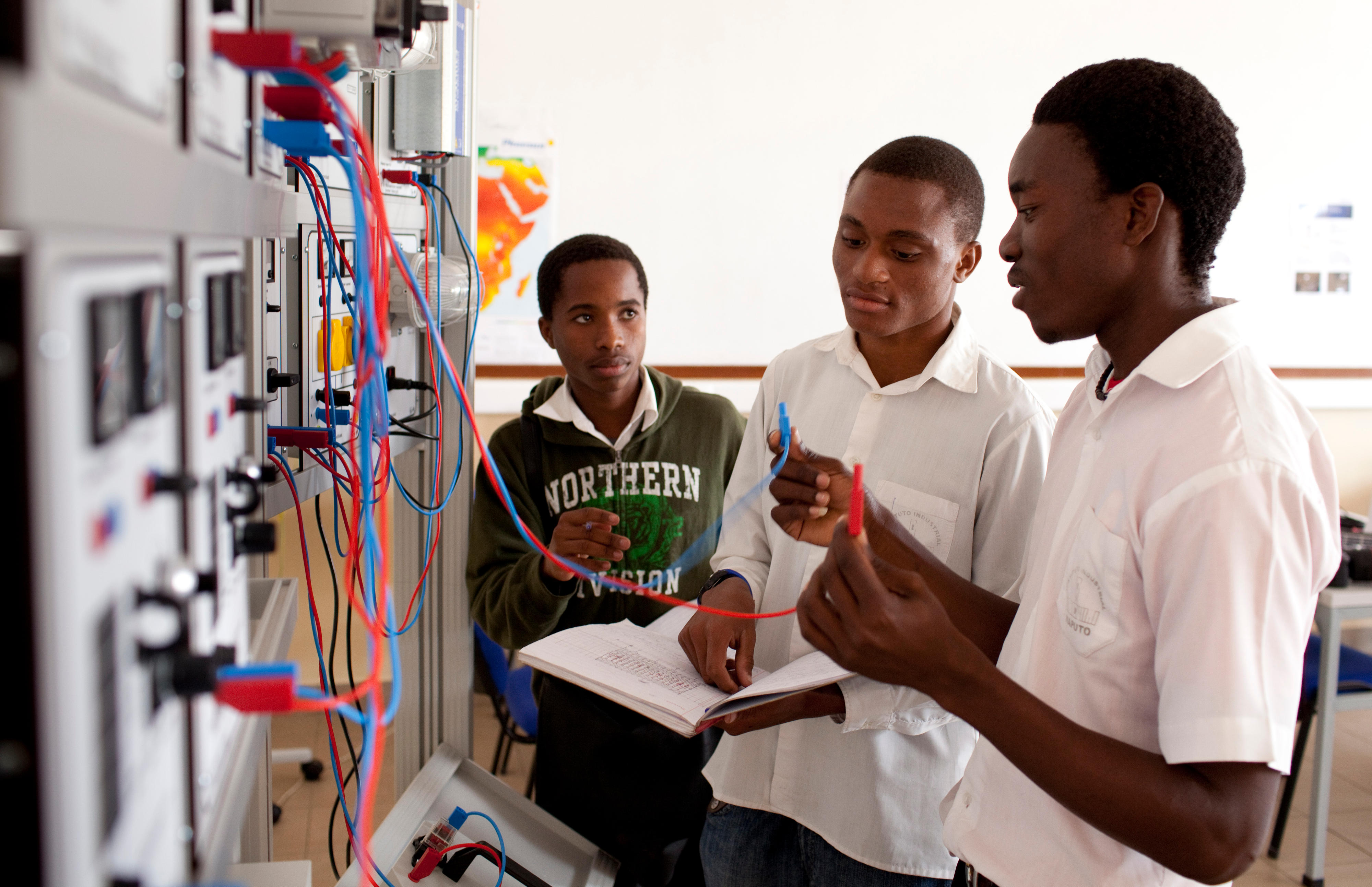 Studierende der Elektrotechnik in Maputo, Mosambik