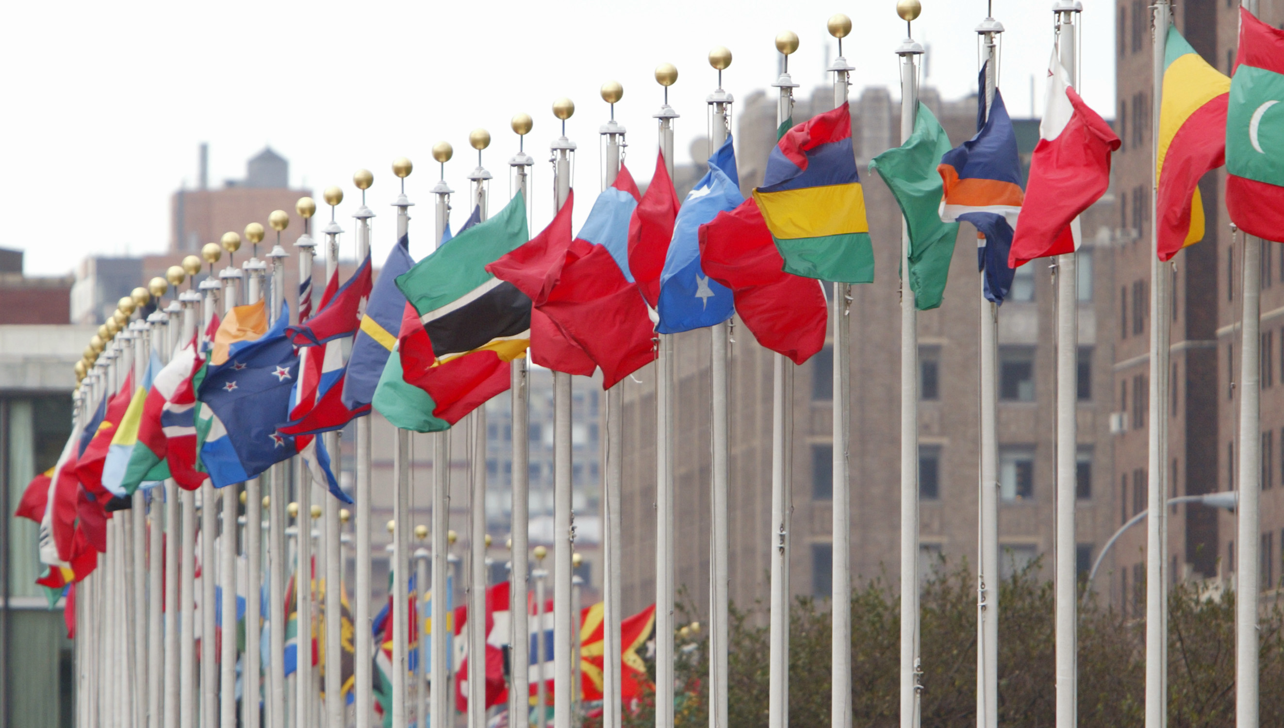 Flaggen verschiedener Nationen vor dem Hauptgebäude der Vereinten Nationen