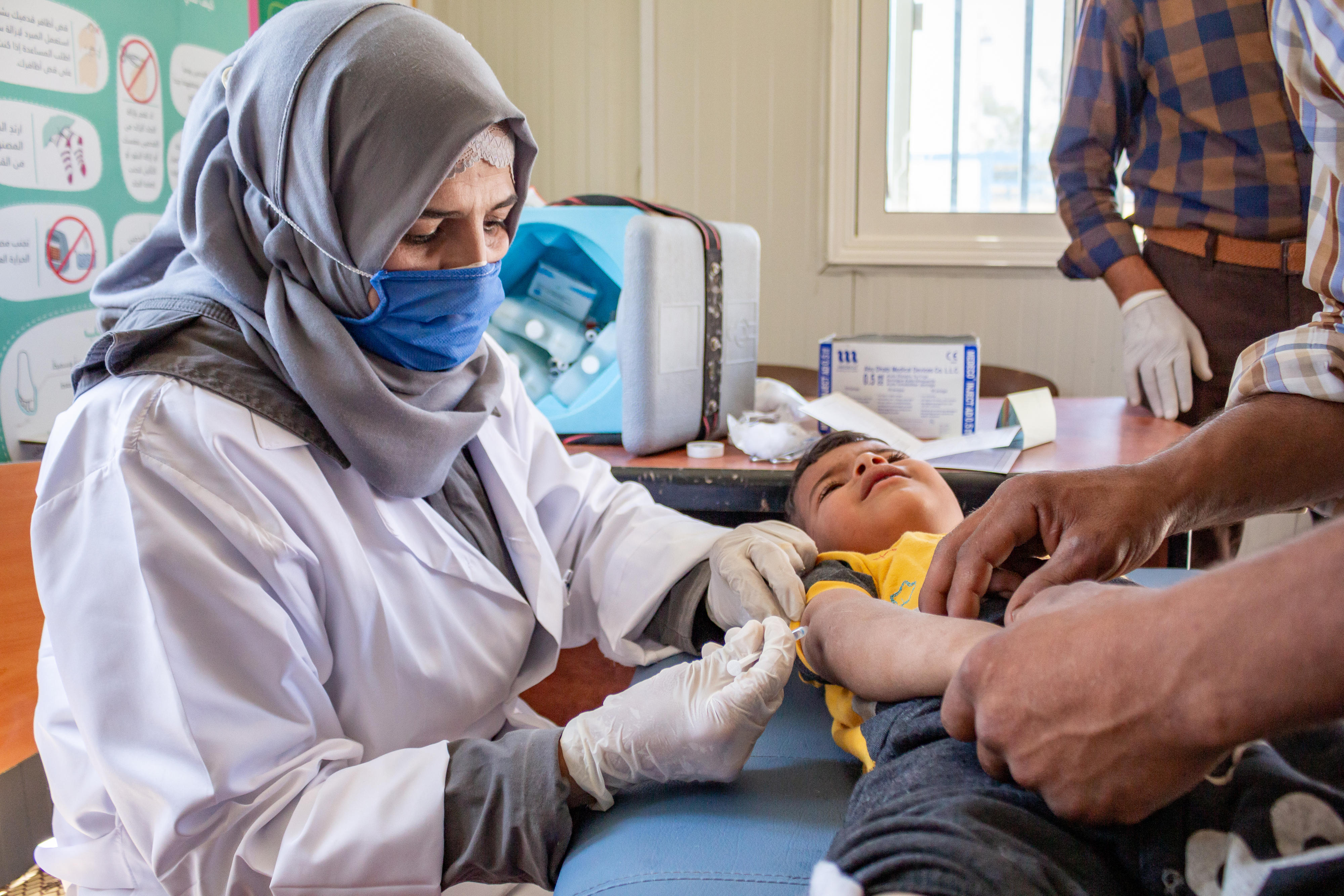 Ein Kind erhält eine Impfung in einer von UNICEF unterstützten Klinik in Dayr Hafir, im Osten des ländlichen Aleppo in Syrien.