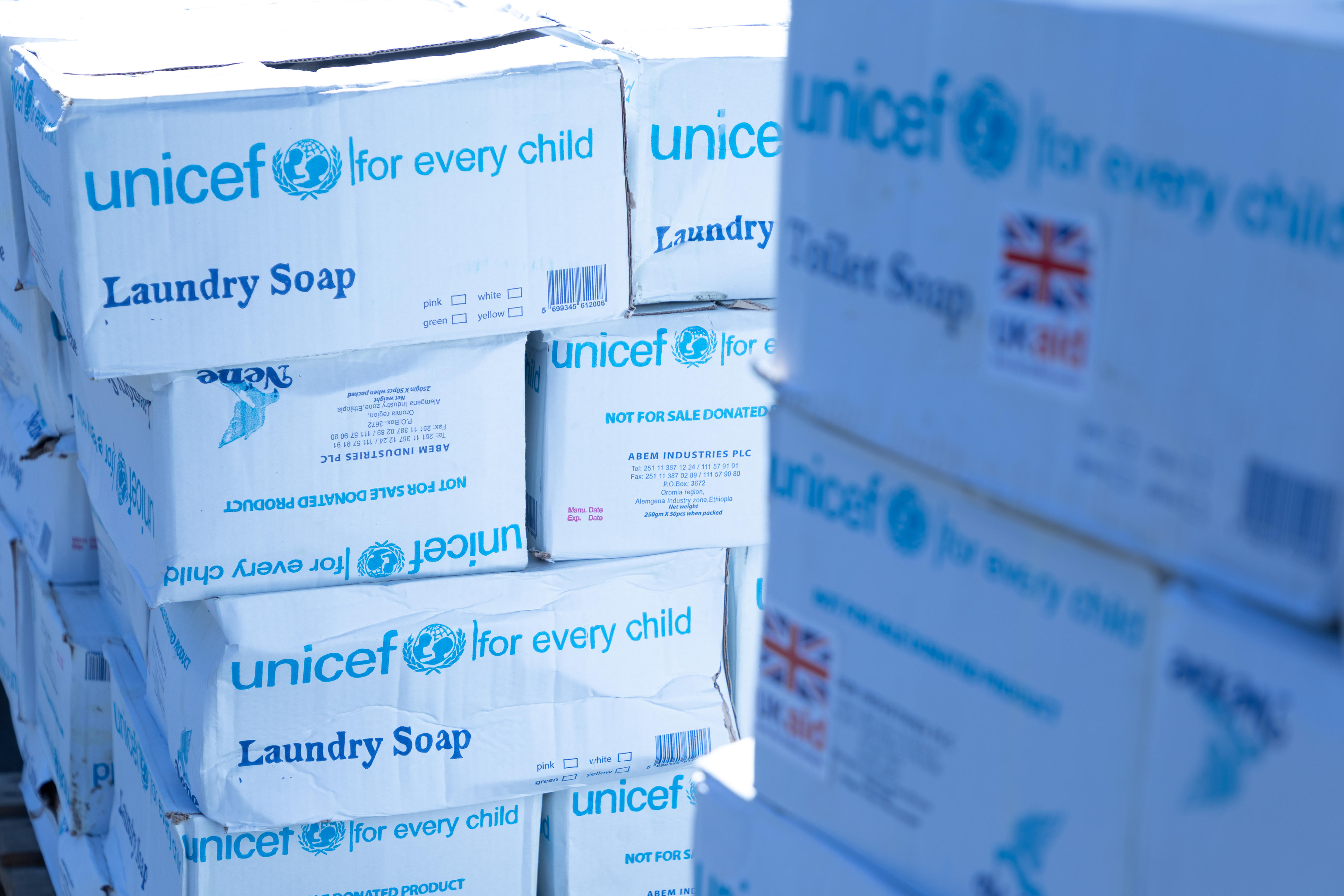 UNICEF Äthiopien verteilt lebenswichtige Hilfsgüter für Gesundheit, Ernährung, sanitäre Einrichtungen und Hygiene in der Region Tigray.