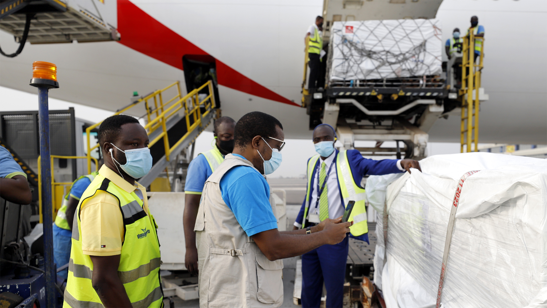 Am 24. Februar 2021 landete ein Flugzeug mit der ersten Lieferung von 600.000 Covid-19-Impfstoffen auf dem Flughafen in Accra/Ghana.