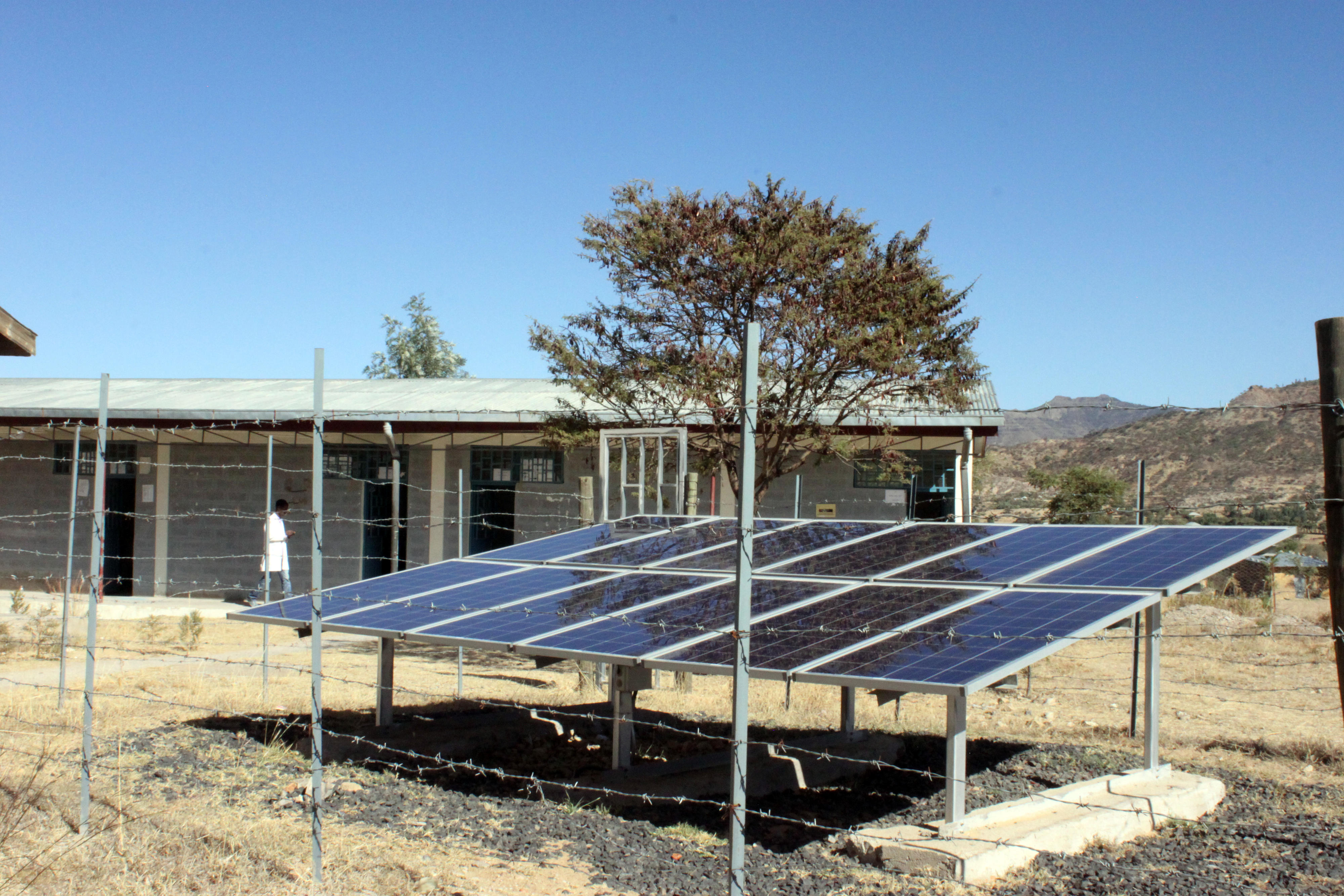 Das Azeba Krankenzentrum im Ganta Afeshum-Distrikt in Äthiopien erhielt mithilfe von EnDev verlässliche Stromversorgung durch ein Solarsystem. Seit der Elektrifizierung ist das Personal nicht mehr auf Paraffin oder Taschenlampen während der Abendstunden angewiesen. Die Zahl der vom medizinischen Personal begleiteten Geburten stieg von fünf pro Jahr auf über zweihundert.