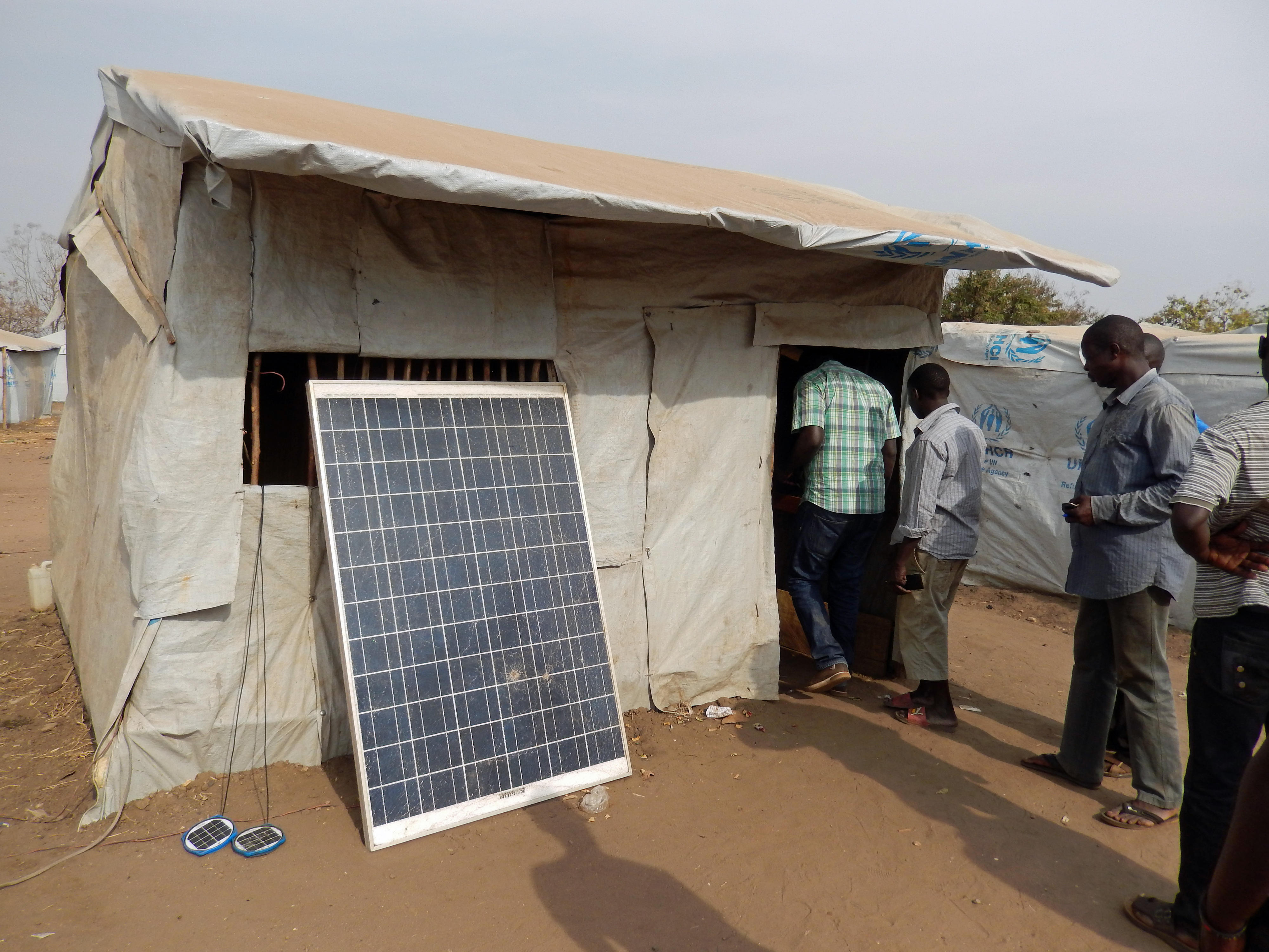In der Flüchtlingssiedlung Imvepi (Arua District, Uganda) wird Solarstrom zum Aufladen von Telefonen genutzt.