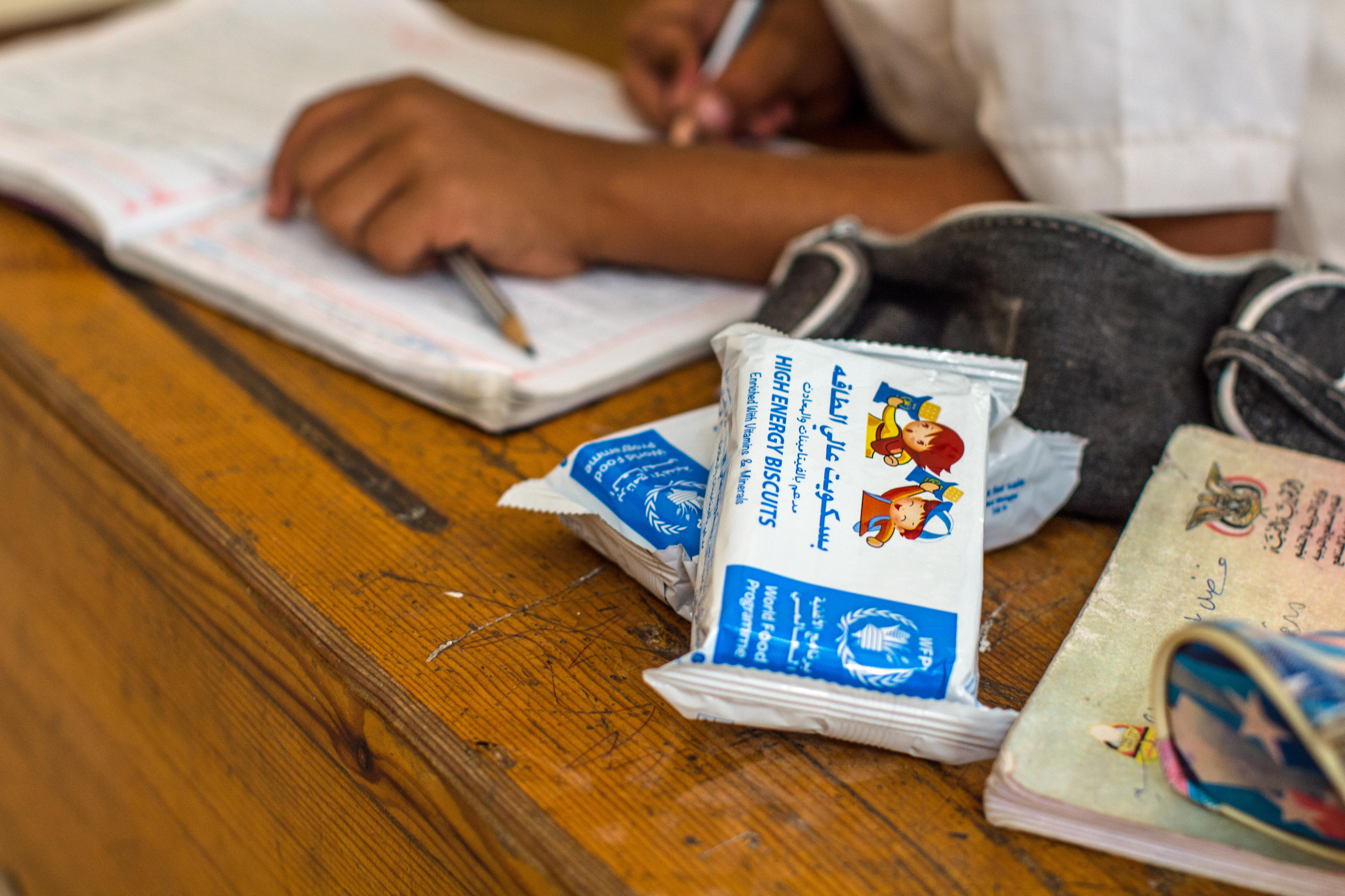 Die Schülerinnen und Schüler der Foqom-Schule in Alburaiqa (Jemen) erhalten vom Welternährungsprogramm sogenannte "High Energy Biscuits". Die Kekse haben einen hohen Proteingehalt und sind mit Vitaminen und Mineralien angereichert.