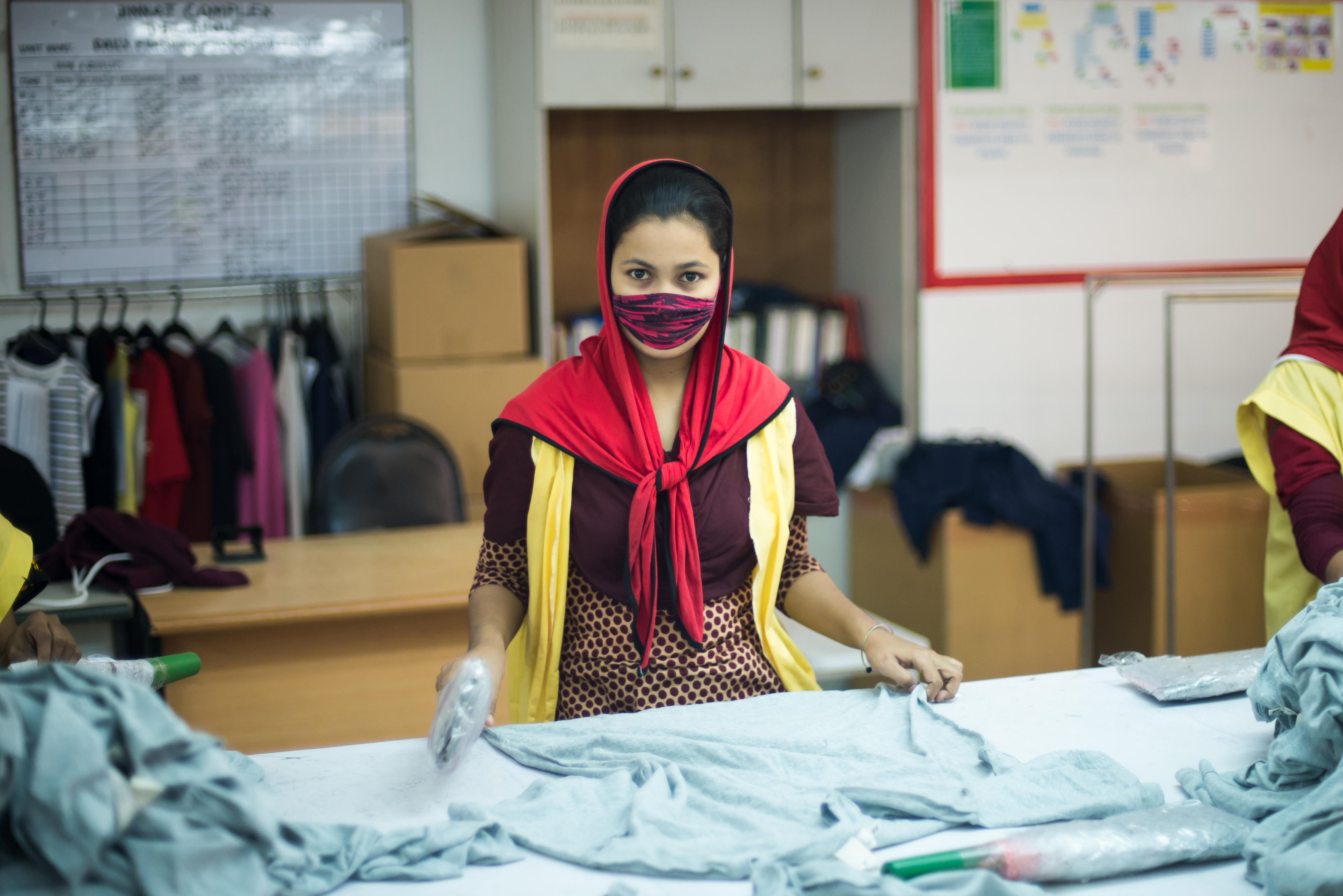 Arbeiterin in einer Fabrik in Bangladesch