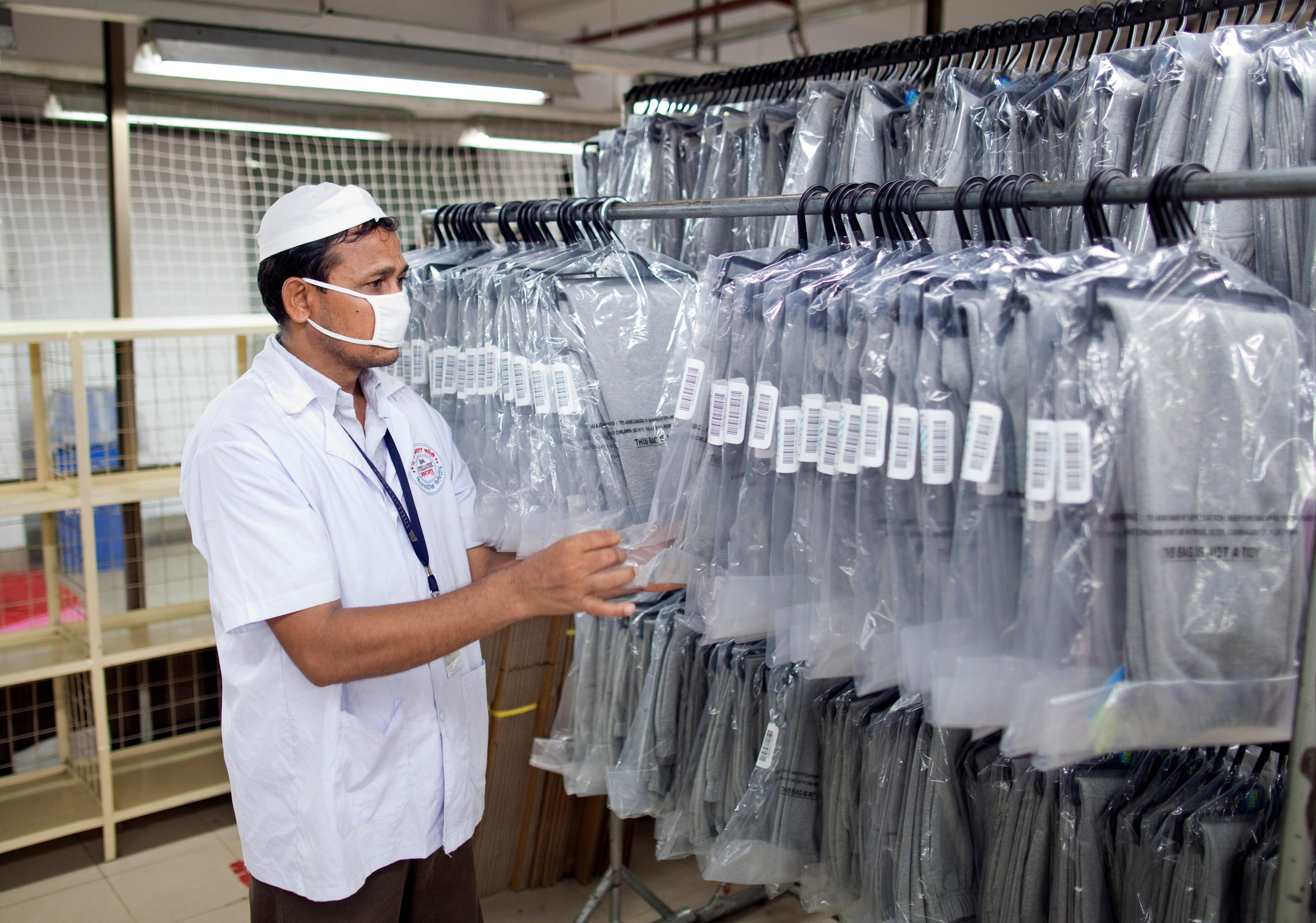 Endkontrolle von Kleidungsstücken in einer Textilfabrik in Bangladesch