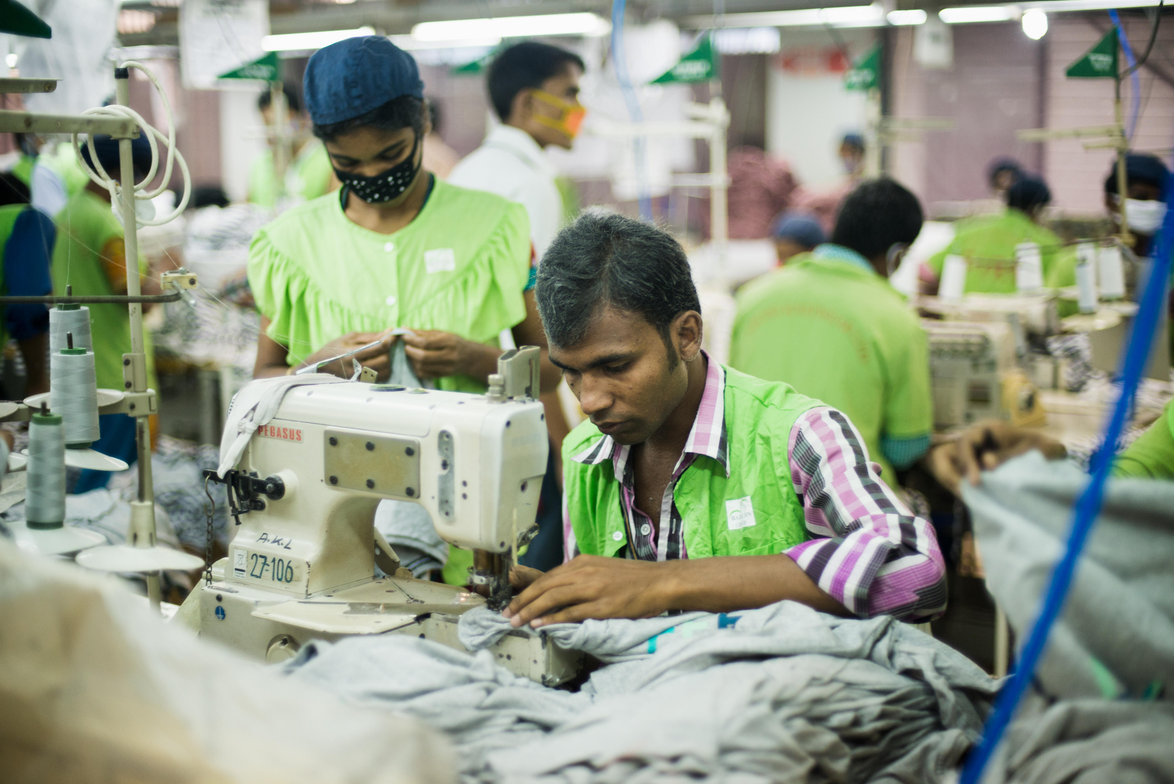 Näher in einer Textilfabrik in Bangladesch