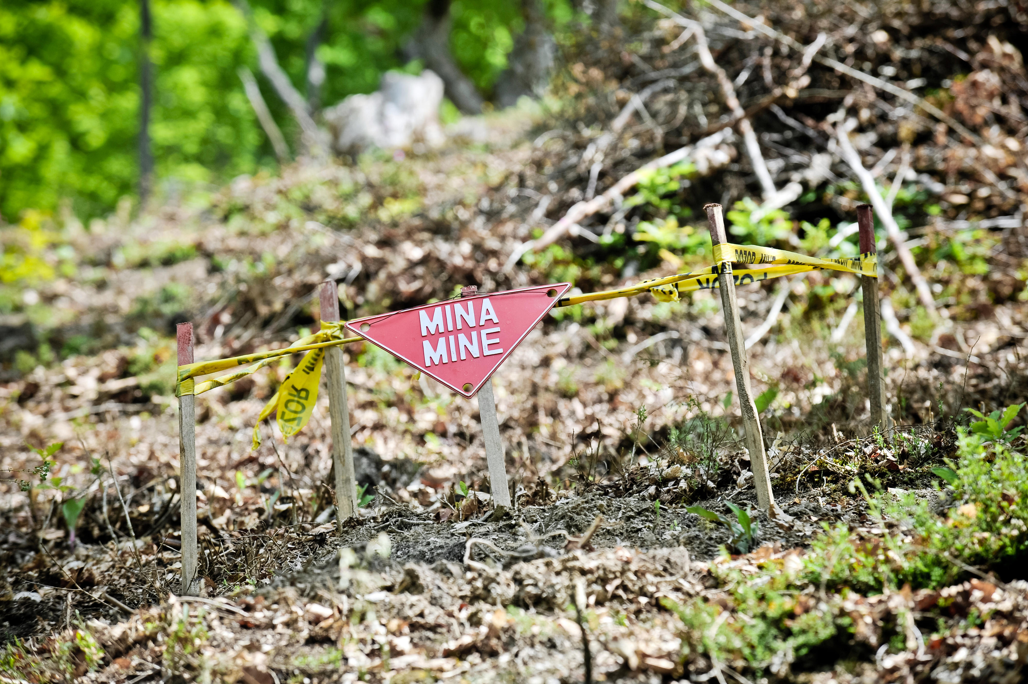 Ein Schild, das vor einer Landmine warnt. In Bosnien und Herzegowina gibt es mehr als 25 Jahre nach Ende des Bürgerkriegs immer noch rund tausend Quadratkilometer Minenfelder.