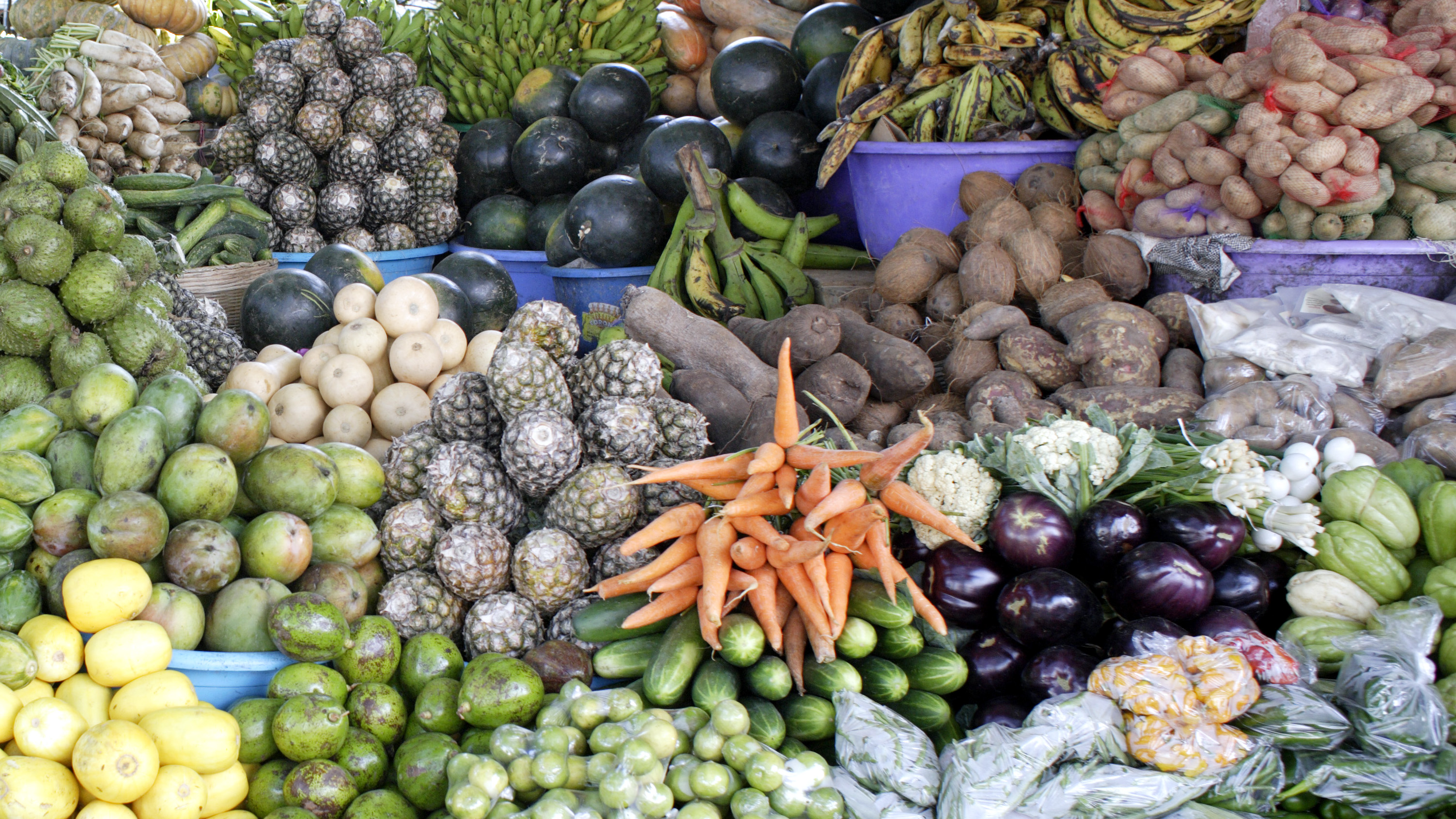 Frisches Obst und Gemüse an einem Marktstand 