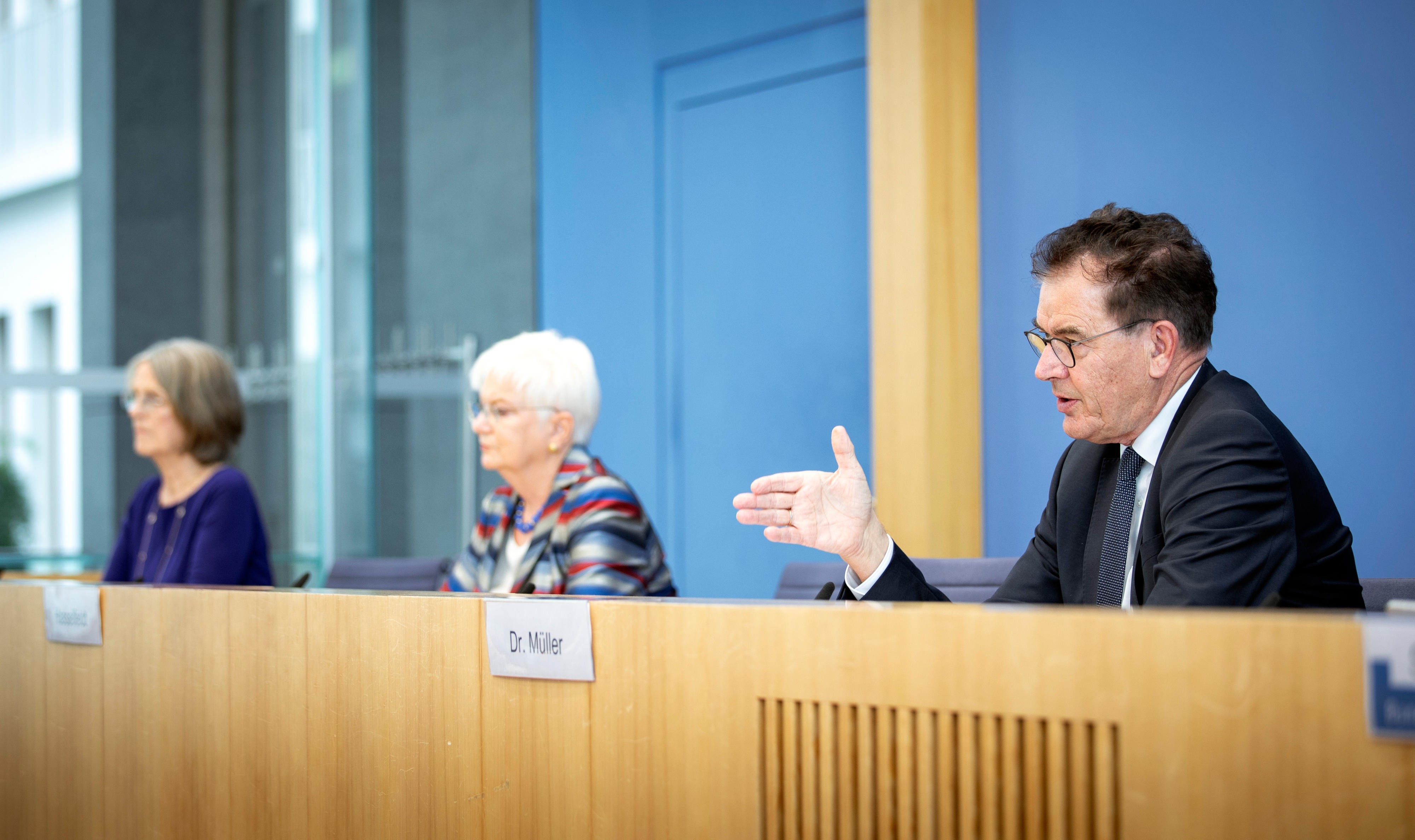 Bundesentwicklungsminister Gerd Müller mit den beiden Vorsitzenden der Fachkommission Fluchtursachen, Gerda Hasselfeldt und Bärbel Dieckmann, bei der Vorstellung des Berichts der Fachkommission Fluchtursachen in der Bundespressekonferenz