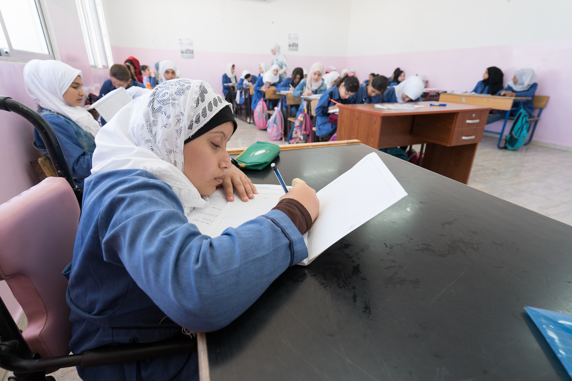 Raneem Eyad Al-Hajali mit ihren Mitschülerinnen in Jordanien im Unterricht
