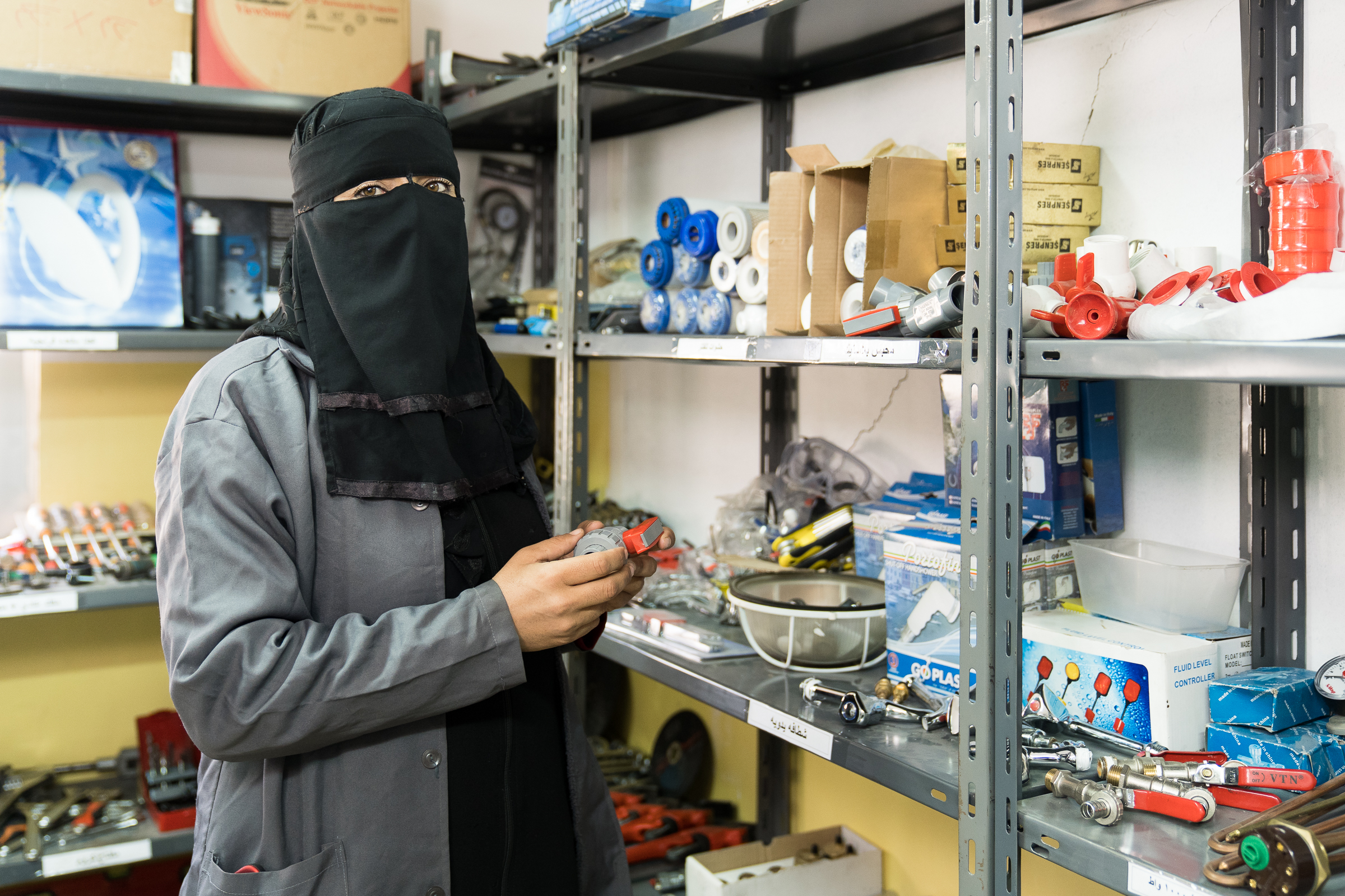 Die ausgebildete Klempnerin Fatima Muhammad Al-Mar’I in Jordanien in einer Werkstatt