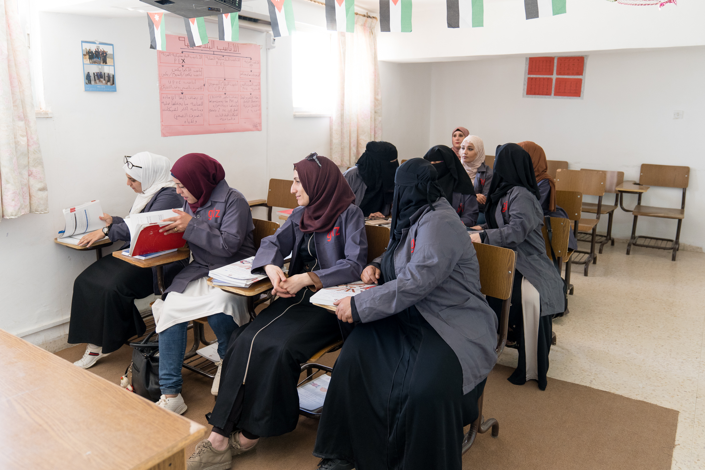 Auszubildende in Jordanien unterhalten sich in ihrem Klassenzimmer.