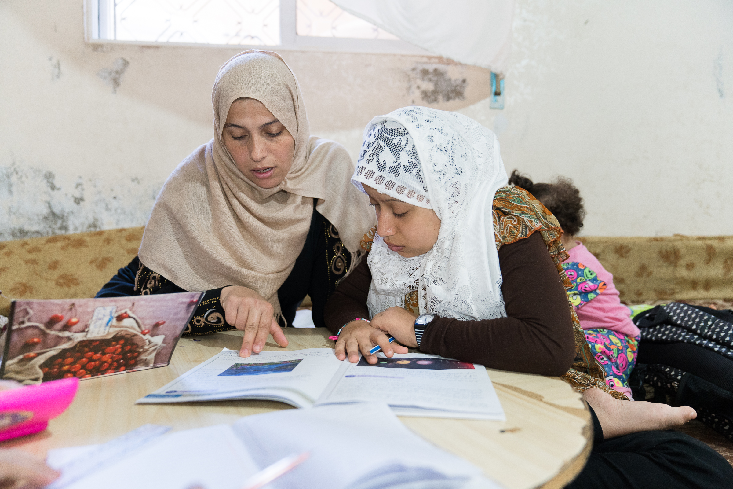 Raneem Eyad Al-Hajali mit ihrer Mutter bei den Hausaufgaben