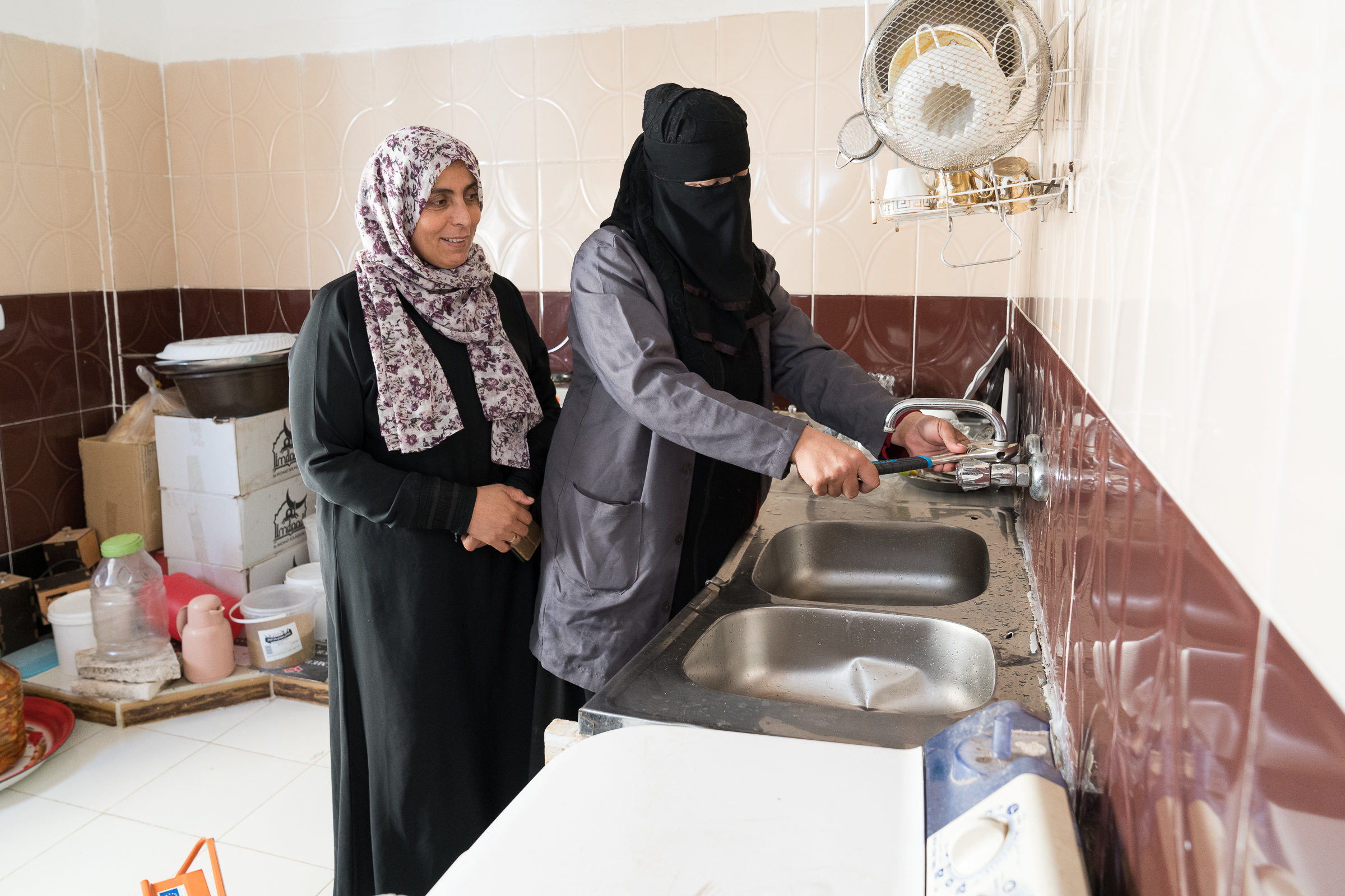 Klempnerin Fatima Muhammad Al-Mar’I in Jordanien bei der Arbeit