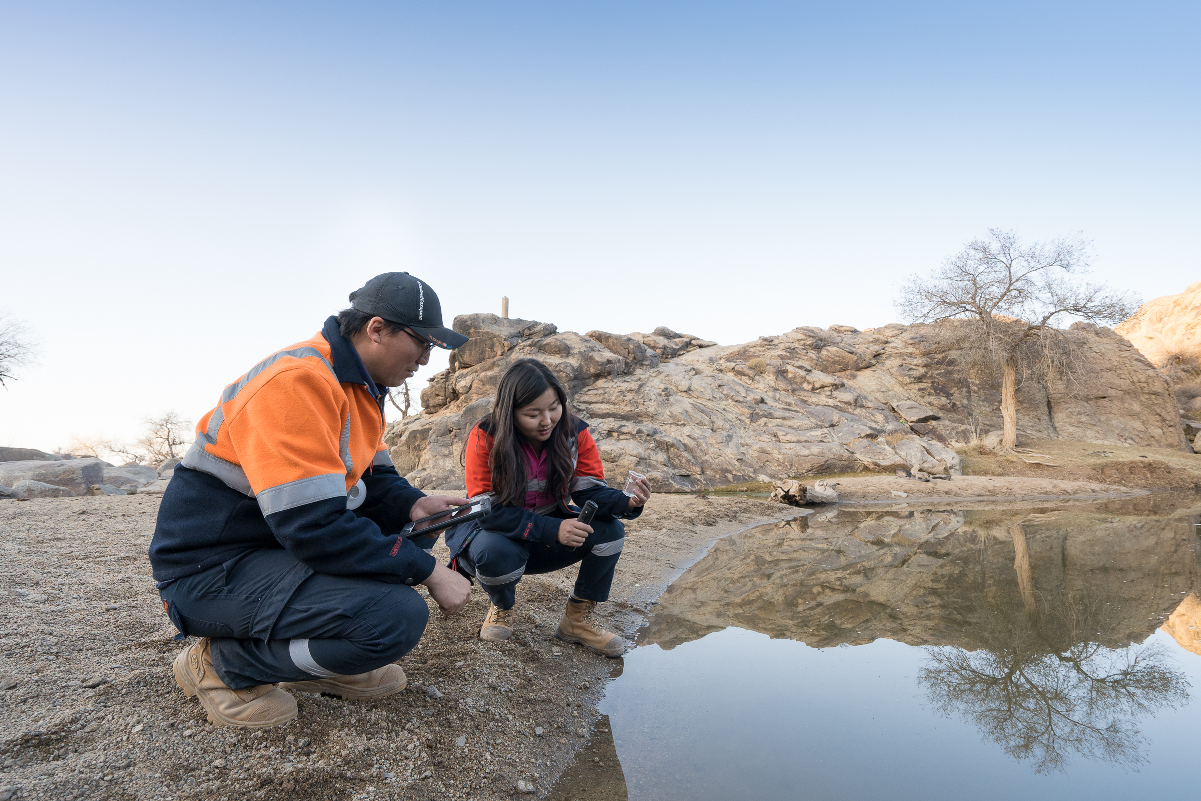 Umweltingenieurin Bolor-Erdene Orchibold aus der Mongolei mit einem Kollegen bei der Arbeit