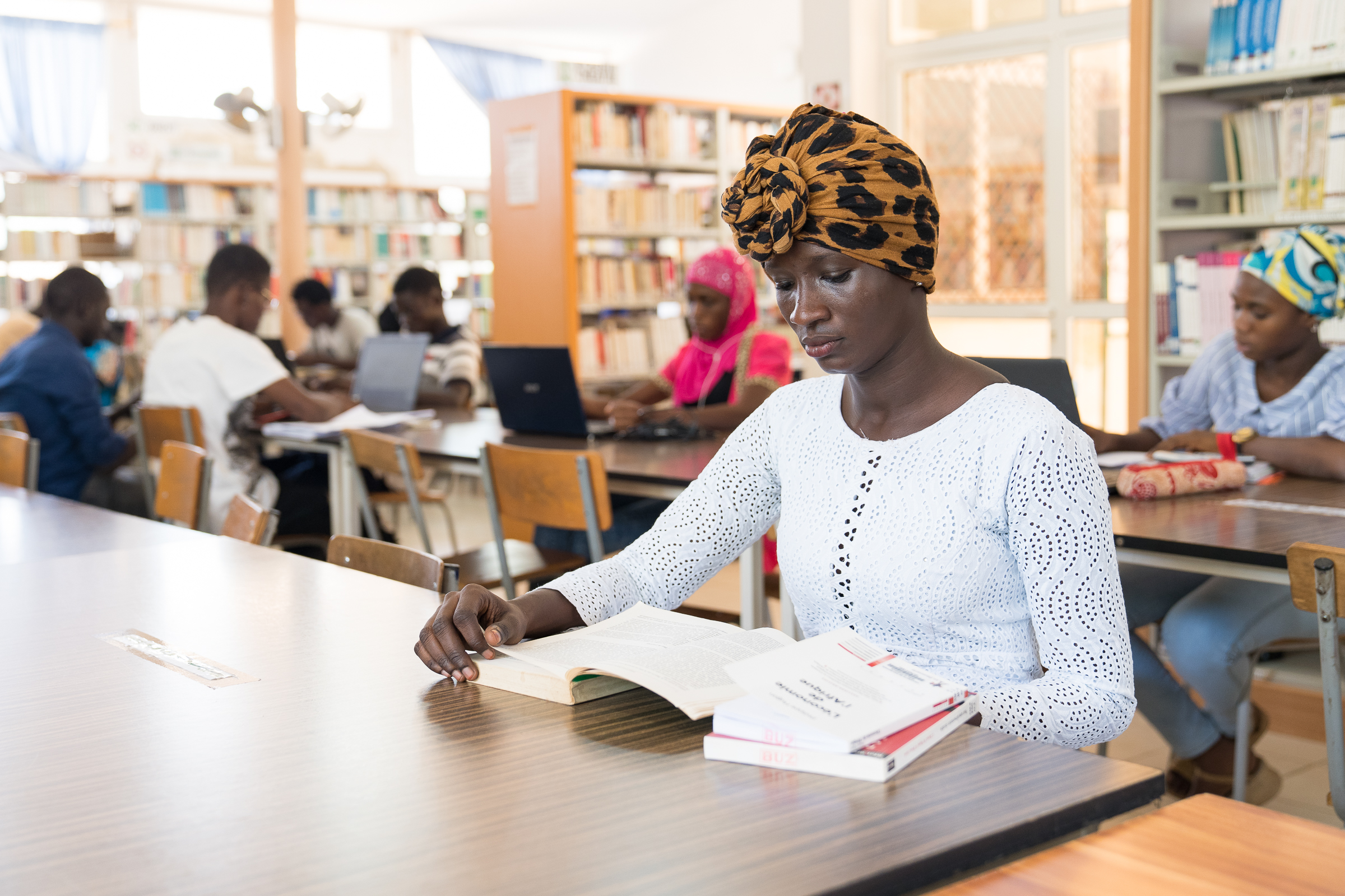 Studentin aus dem Senegal in der Bibliothek