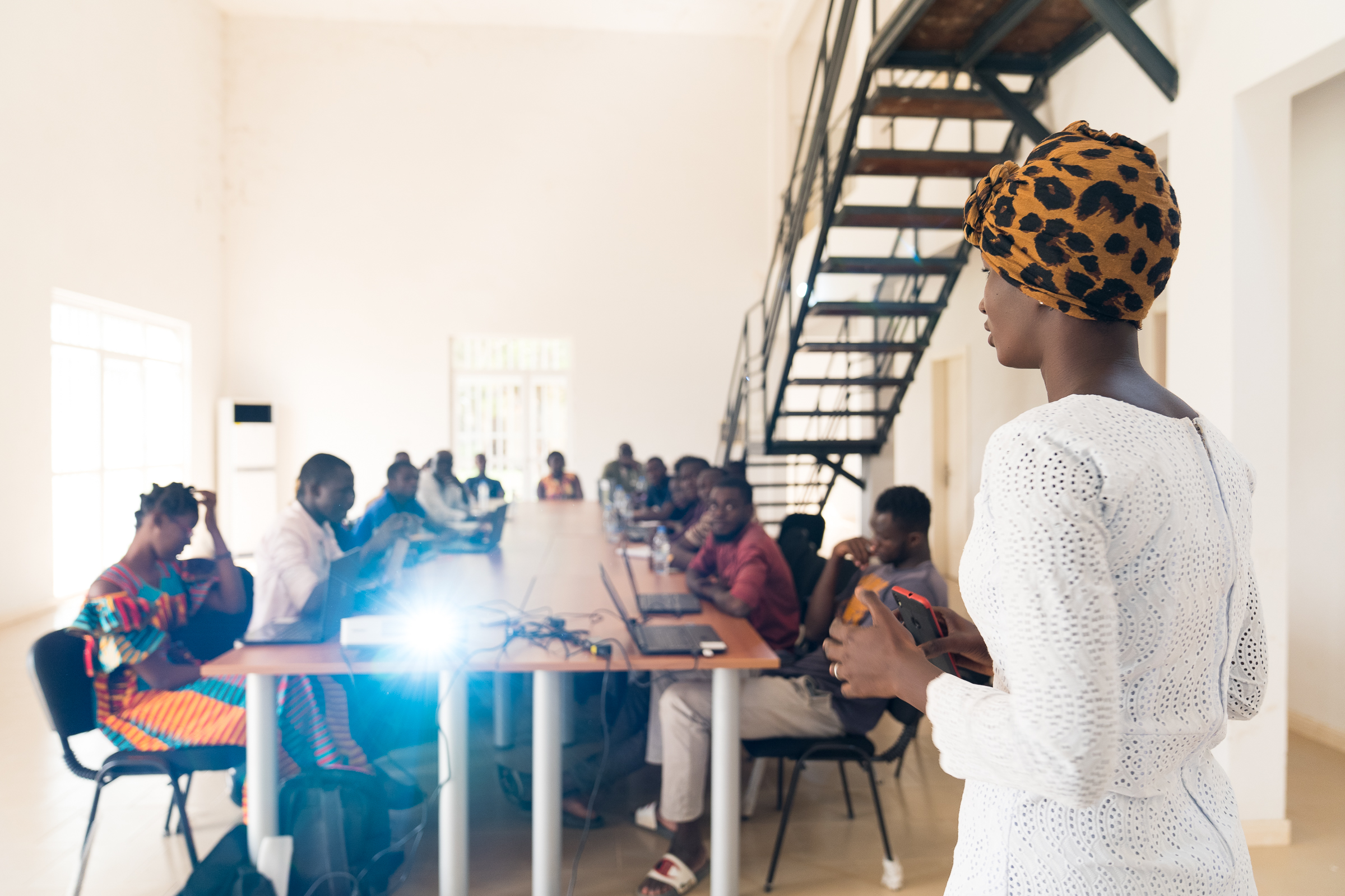 Studentin aus dem Senegal bei einer Präsentation.