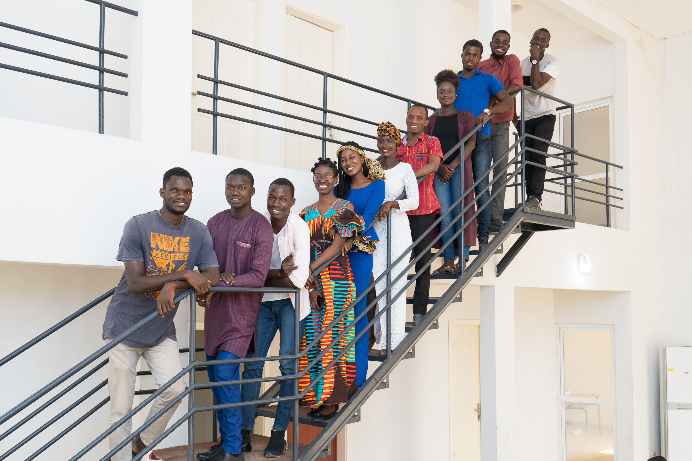 Studierende aus dem Senegal auf einer Treppe