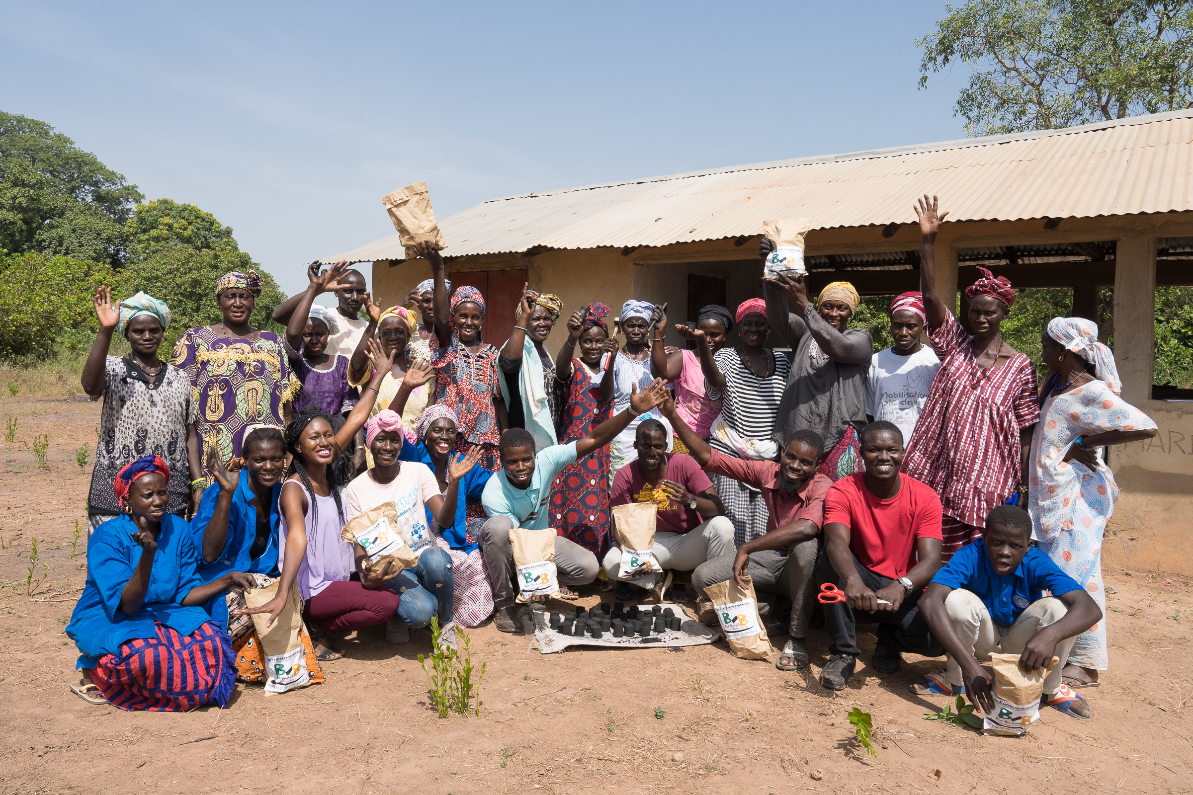 Gruppe von Frauen und Männern aus dem Senegal