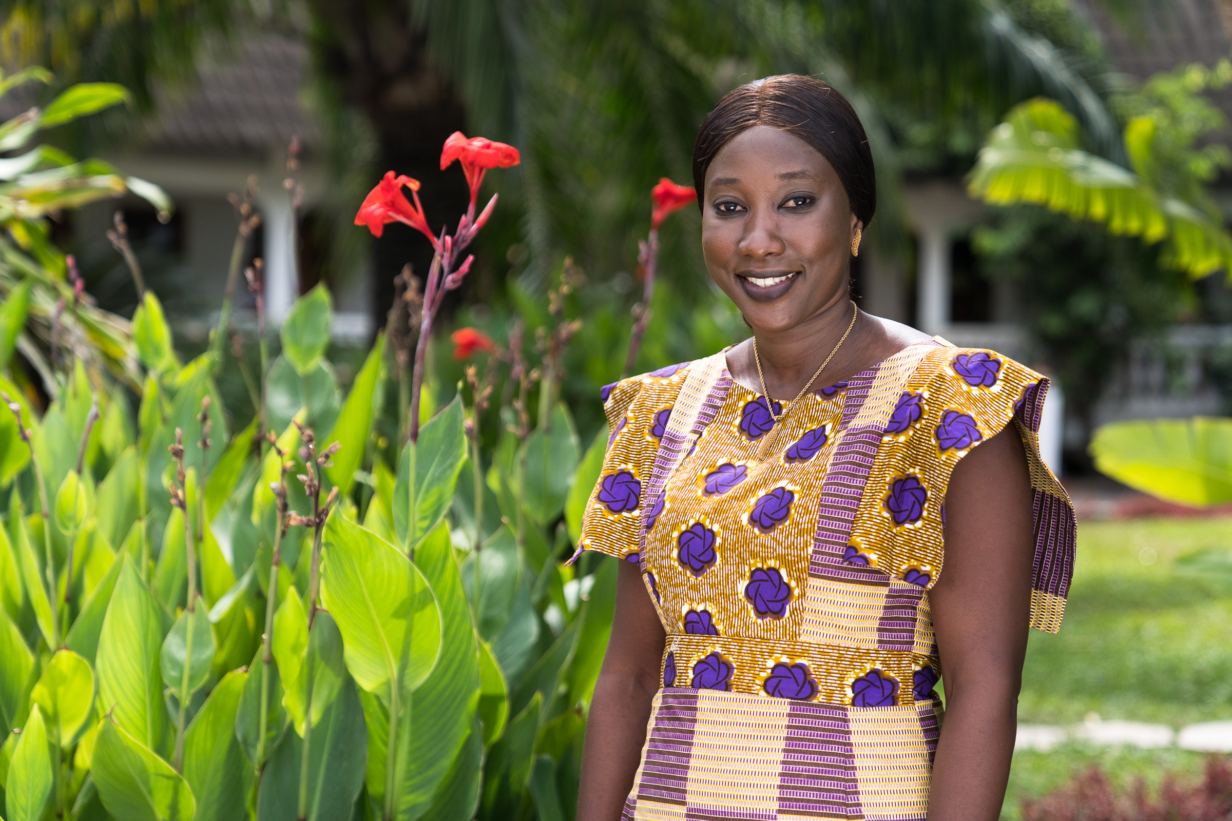 Frau aus dem Senegal im Garten