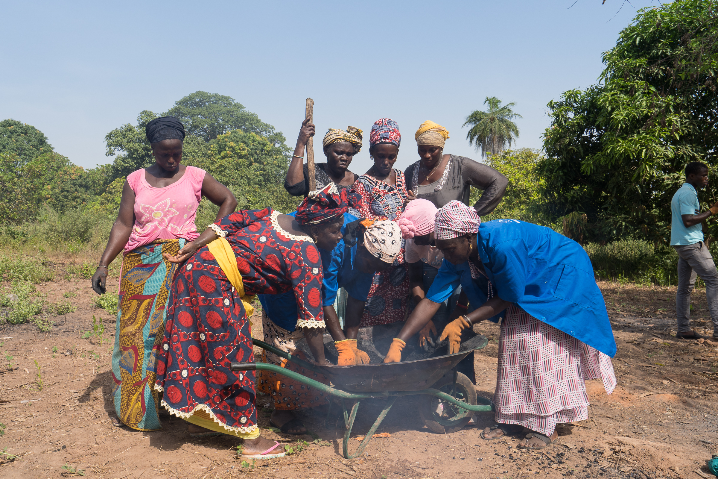 Frauen aus dem Senegal bei Herstellung von Kohle aus nachwachsenden Rohstoffen