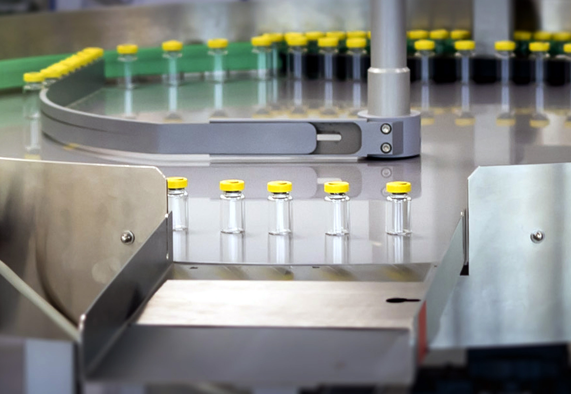 Herstellung von Corona-Impfstoffen, leere Glasflaschen in einer Produktionsanlage