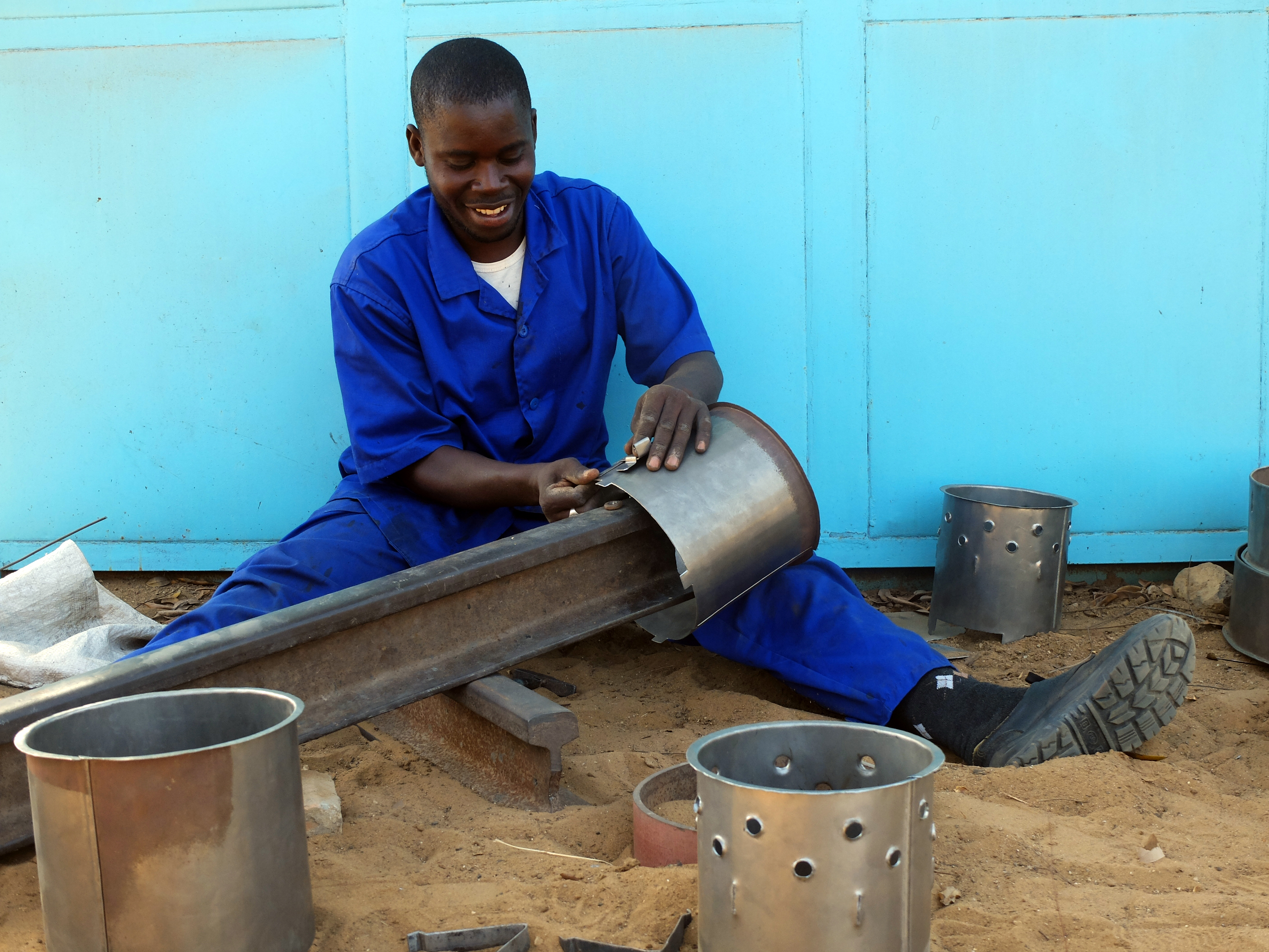 Ousmane Thiam aus der Region Dakar in Senegal stellt Metalleinsätze für Kochstellen her.