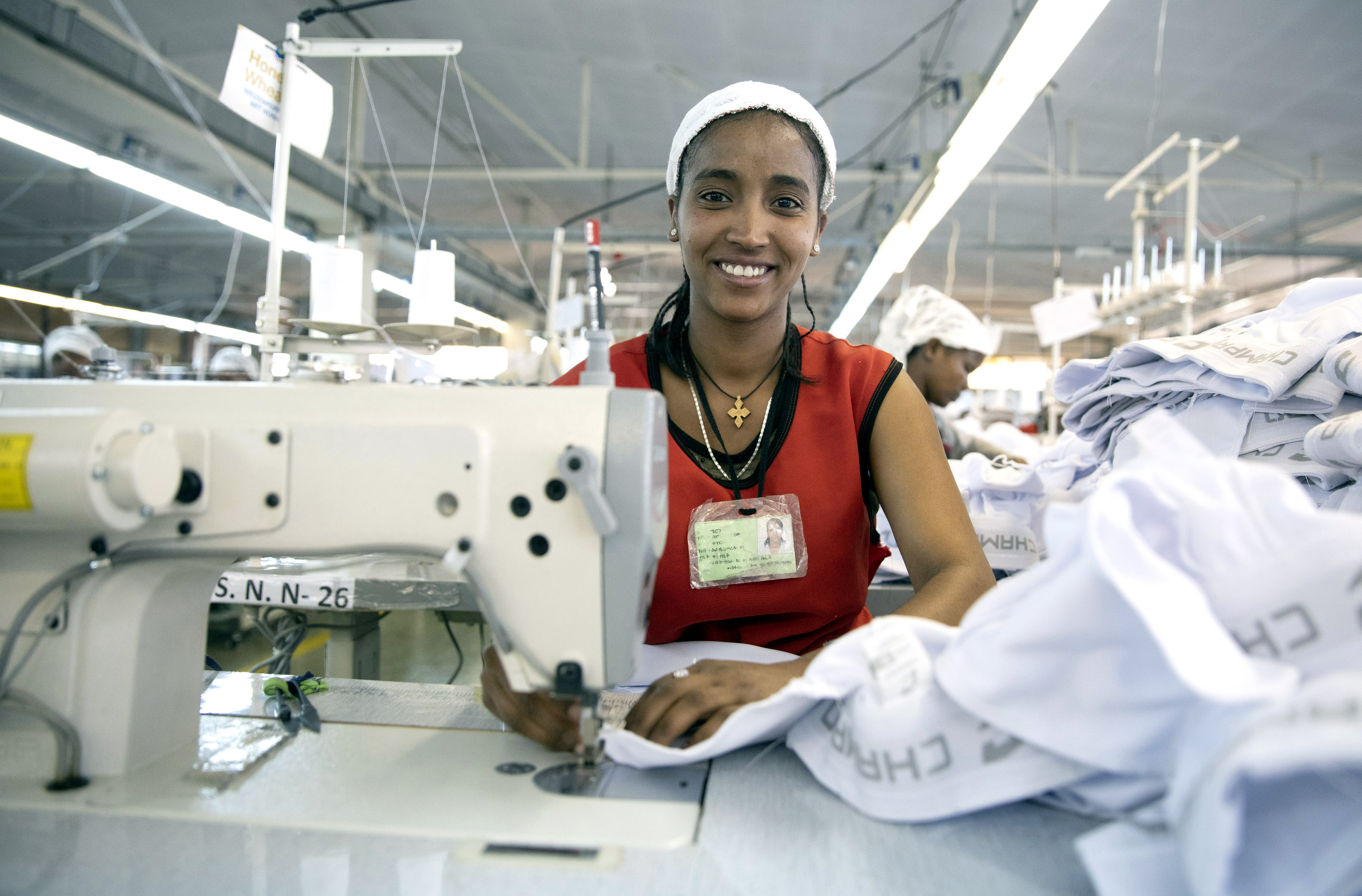 Näherin in der Textilfabrik der Firma Desta Garment in Addis Abeba, die für eine deutsche Handelskette produziert, Äthiopien, 2.12.2019