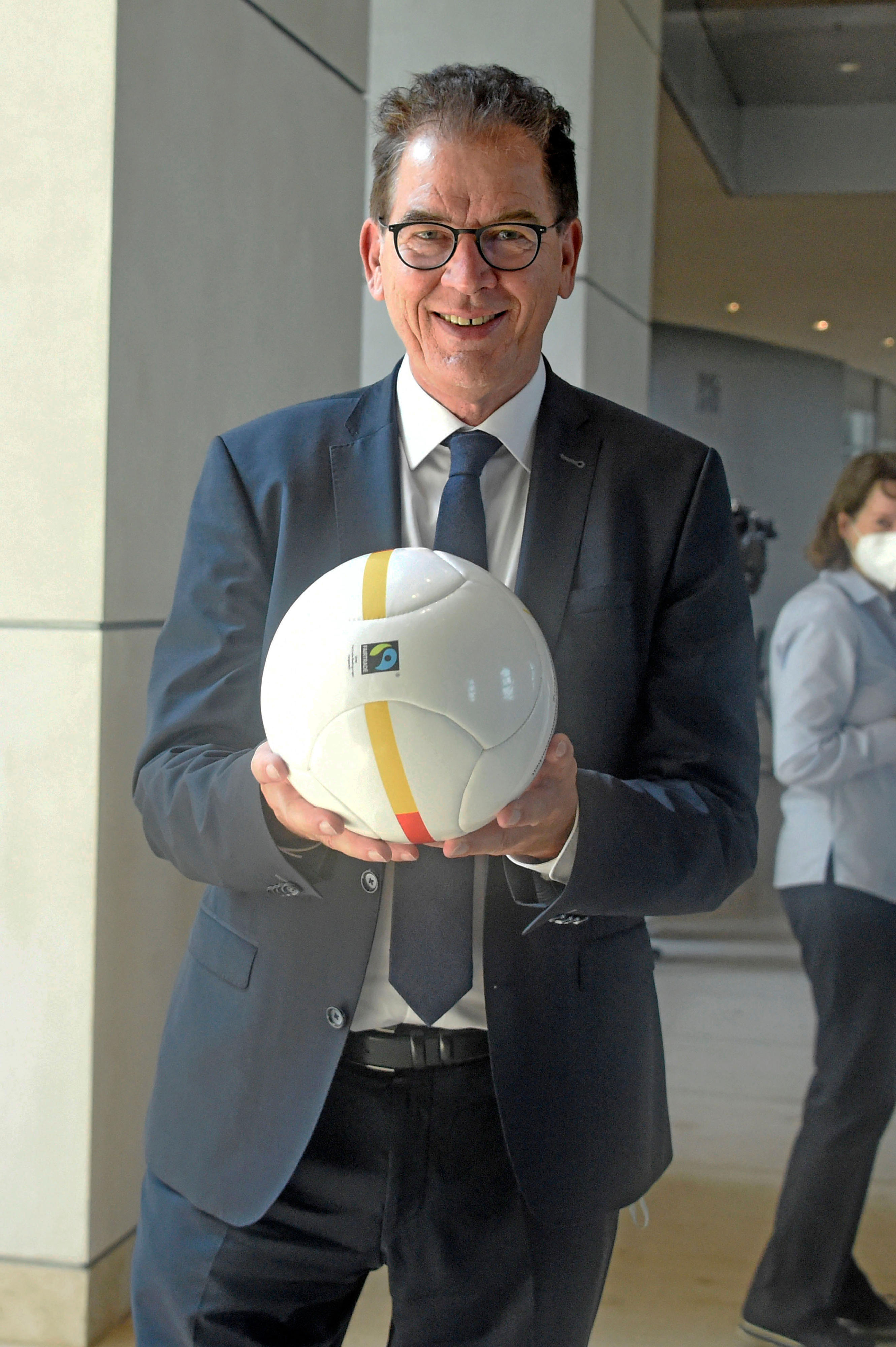 Gerd Müller mit Fußball am Rande der 234. Sitzung des Deutschen Bundestages im Reichstagsgebäude