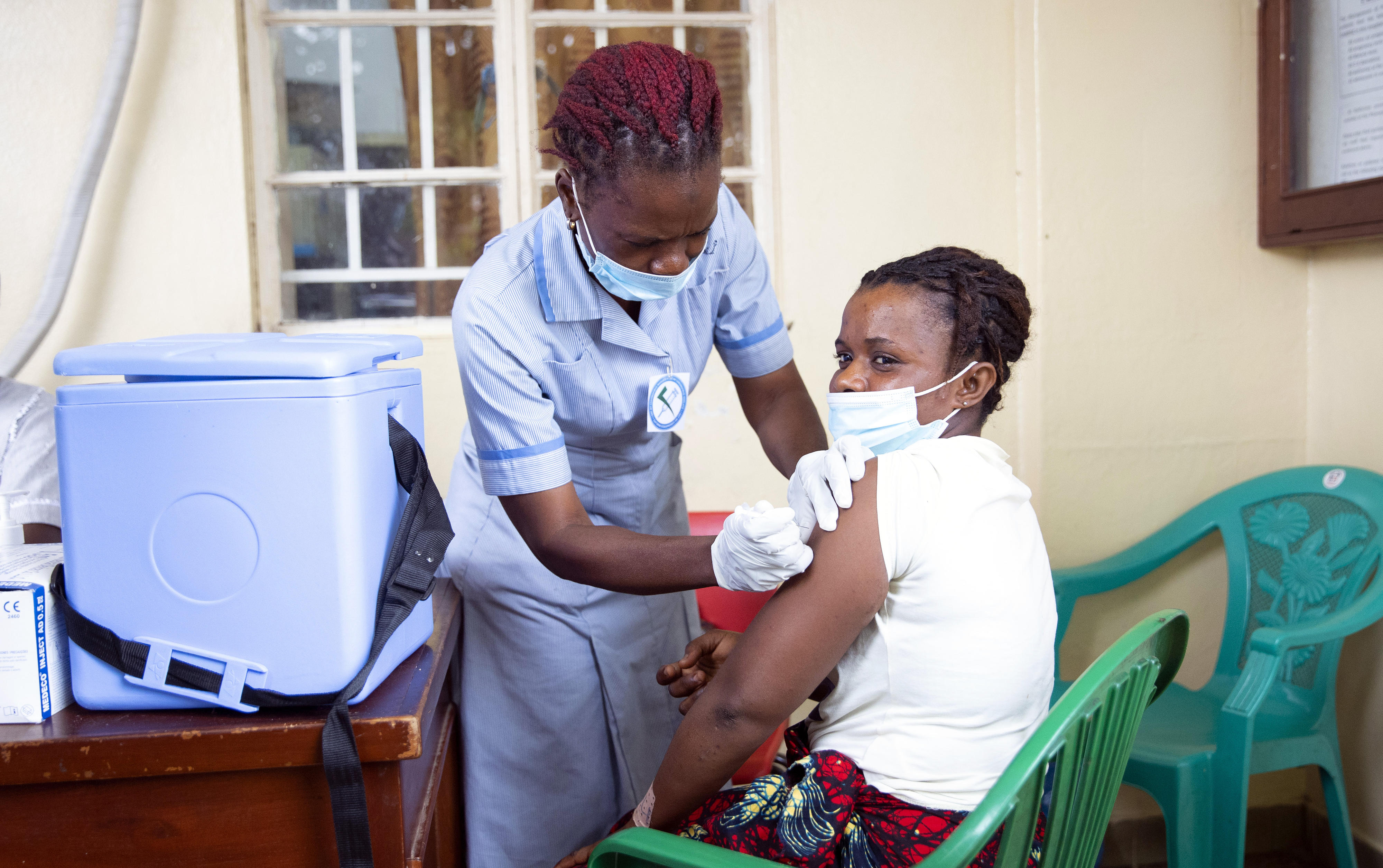 Impfung einer Patientin im Princess Christian Hospital, Freetown, Sierra Leone, am 15. Juni 2021