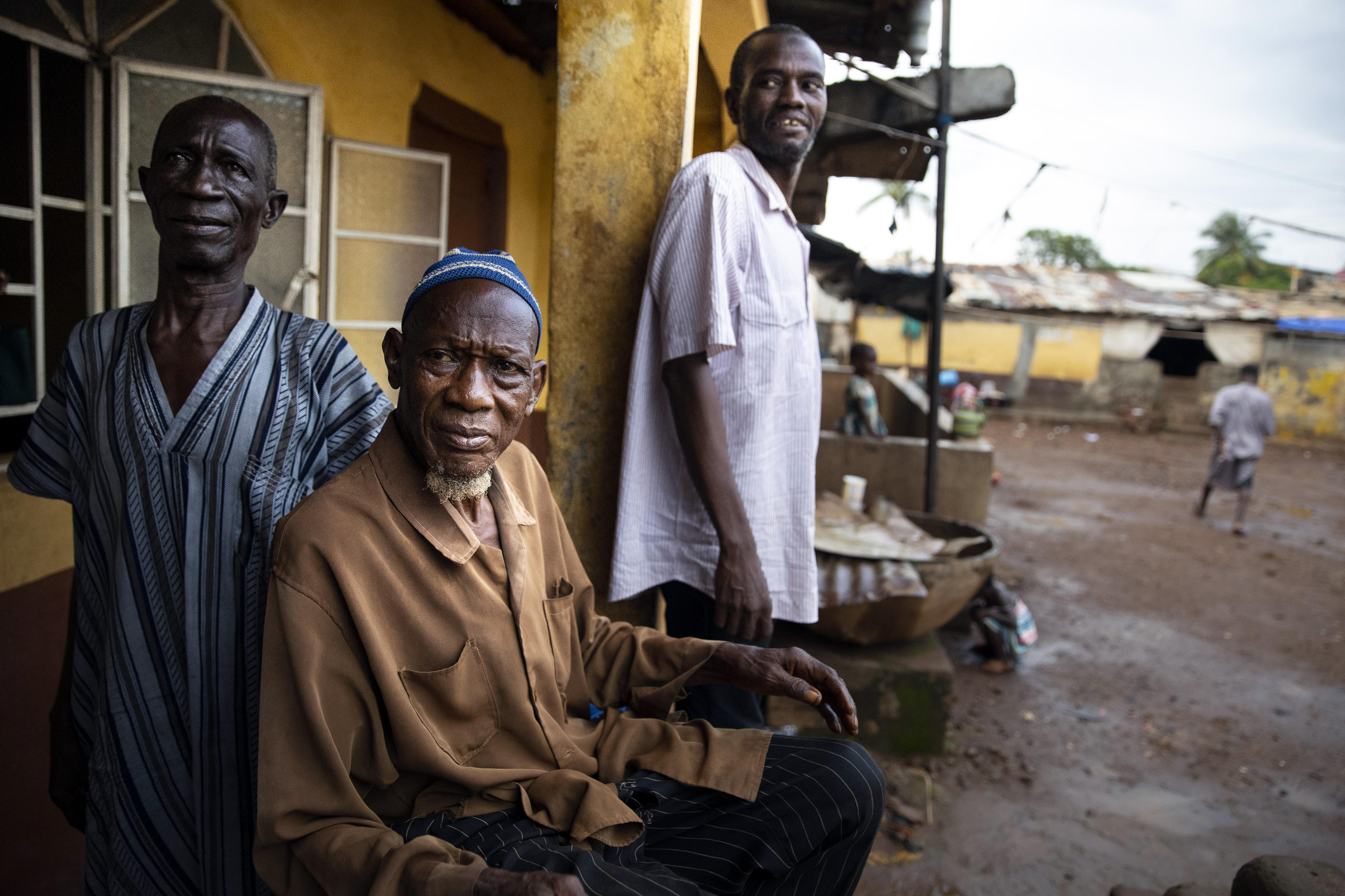 Drei Männer in einer Wohnsiedlung in Freetown, der Hauptstadt von Sierra Leone