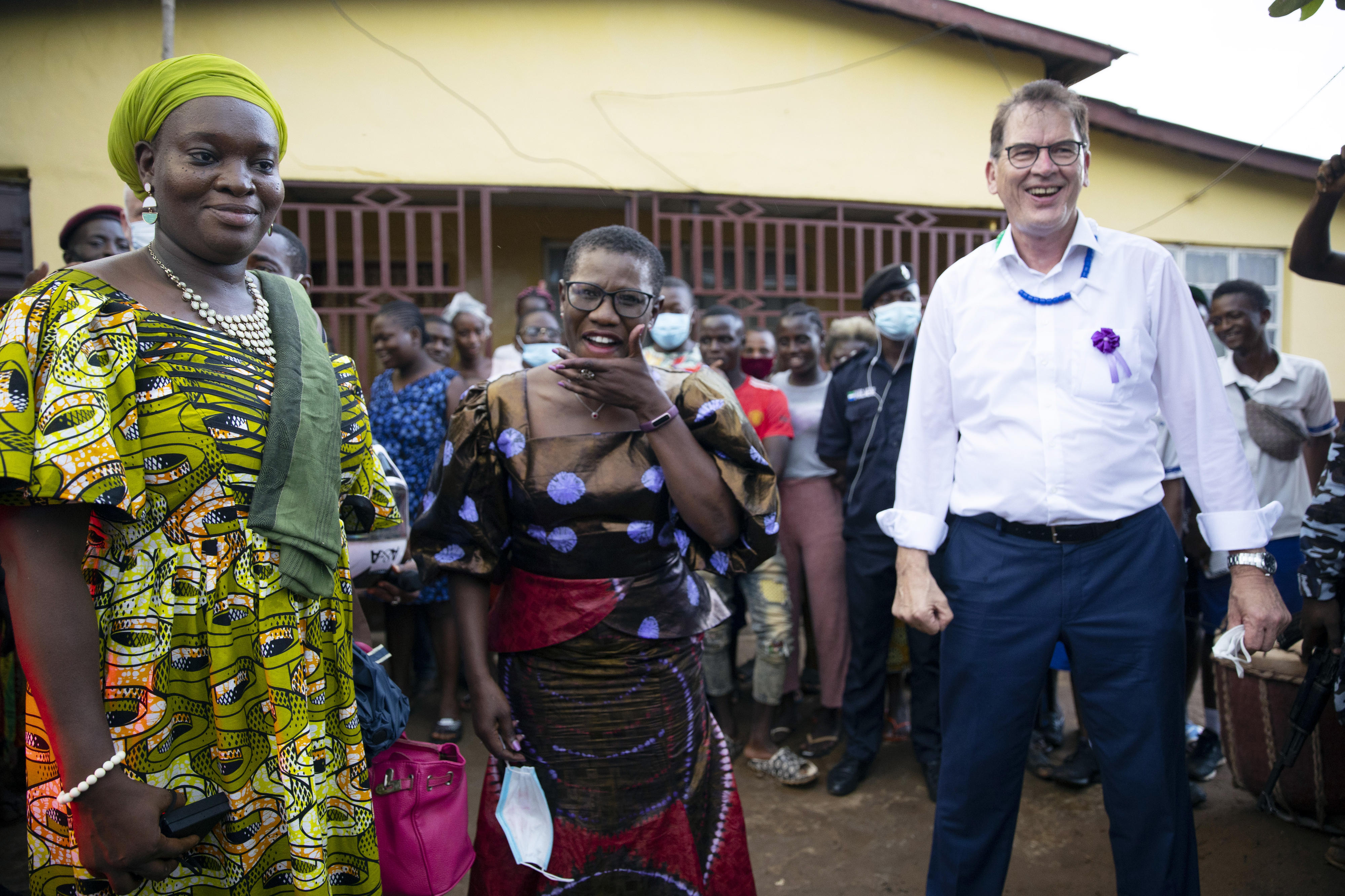 Minister Müller beim Besuch in einem Wohnviertel in Freetown, Sierra Leone