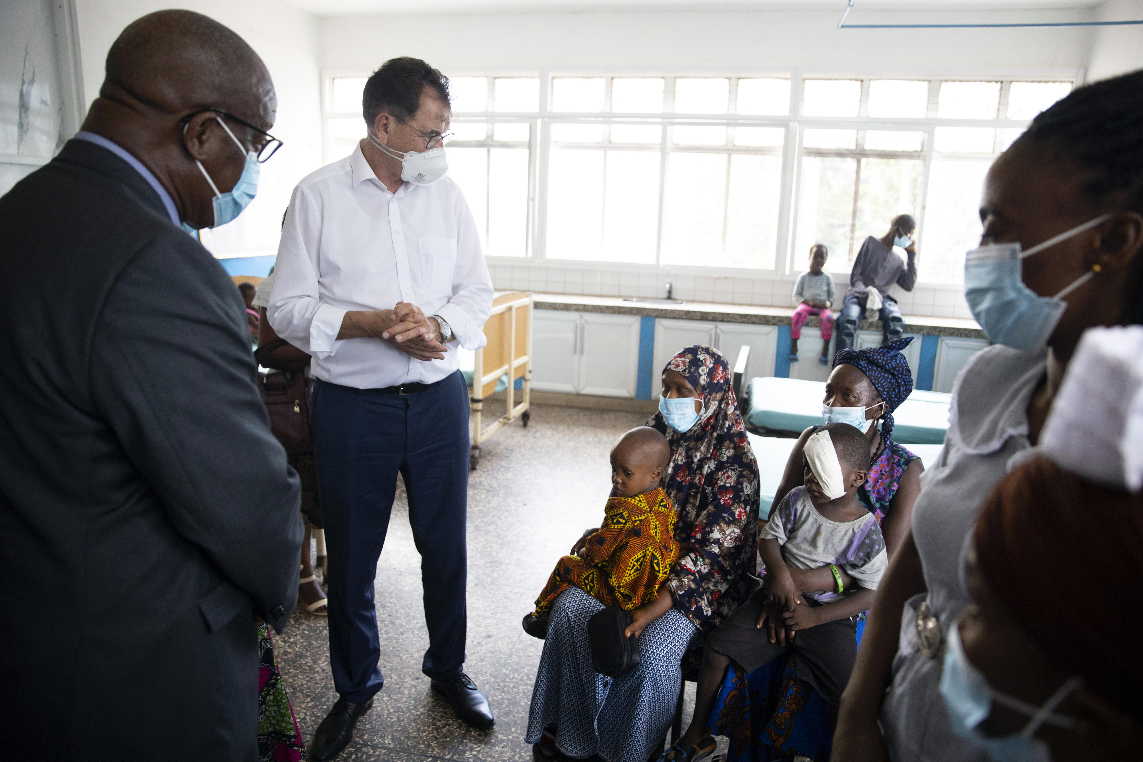 Minister Dr. Gerd Müller und Dr. Austin Demby, der Gesundheitsminister von Sierra Leone, bei ihrem gemeinsamen Besuch im Princess Christian Hospital in Sierra Leone am 15. Juni 2021