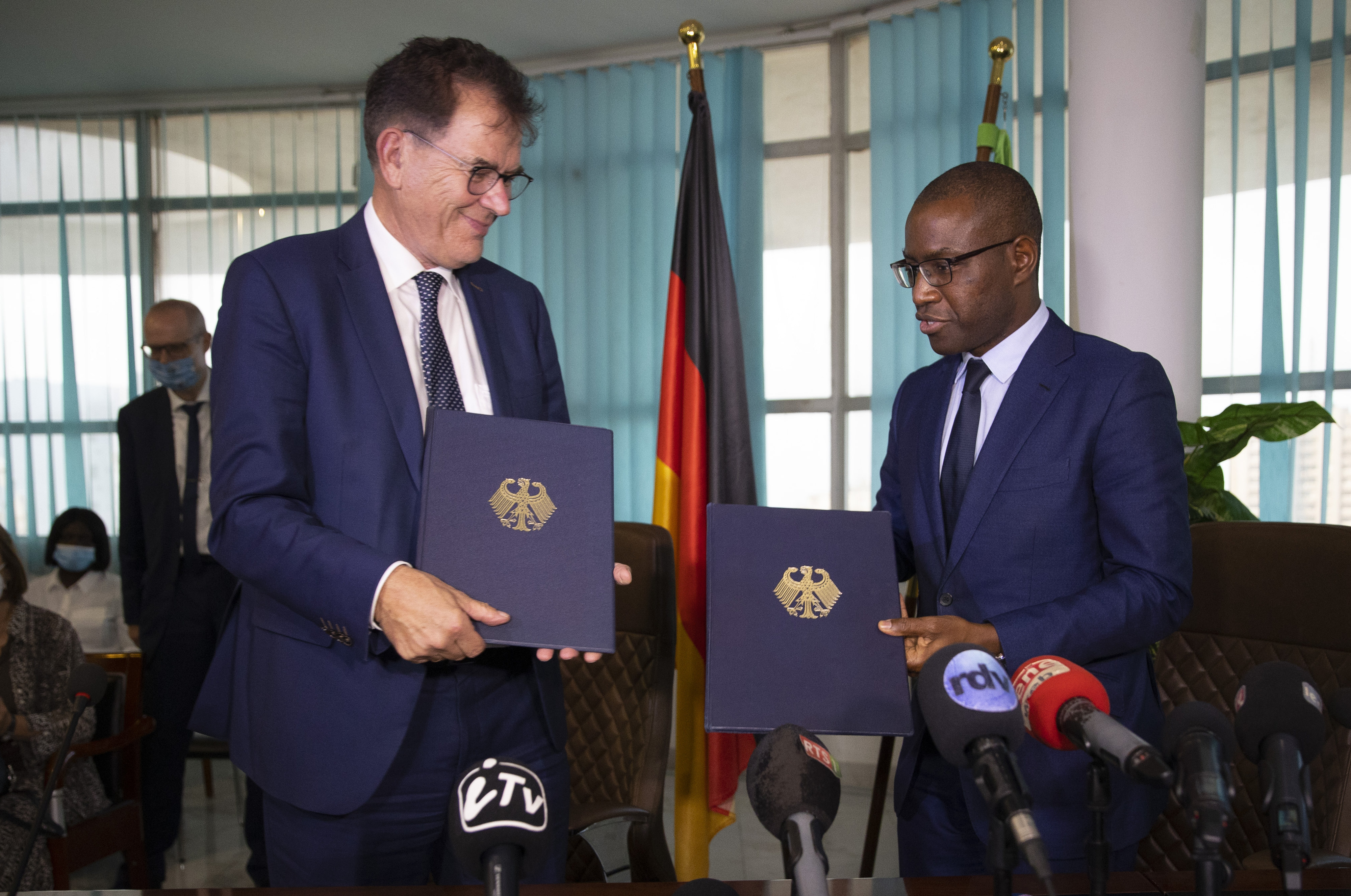 Bundesentwicklungsminister Gerd Müller mit dem senegalesischen Wirtschaftsminister Amadou Hott (17. Juni 2021)