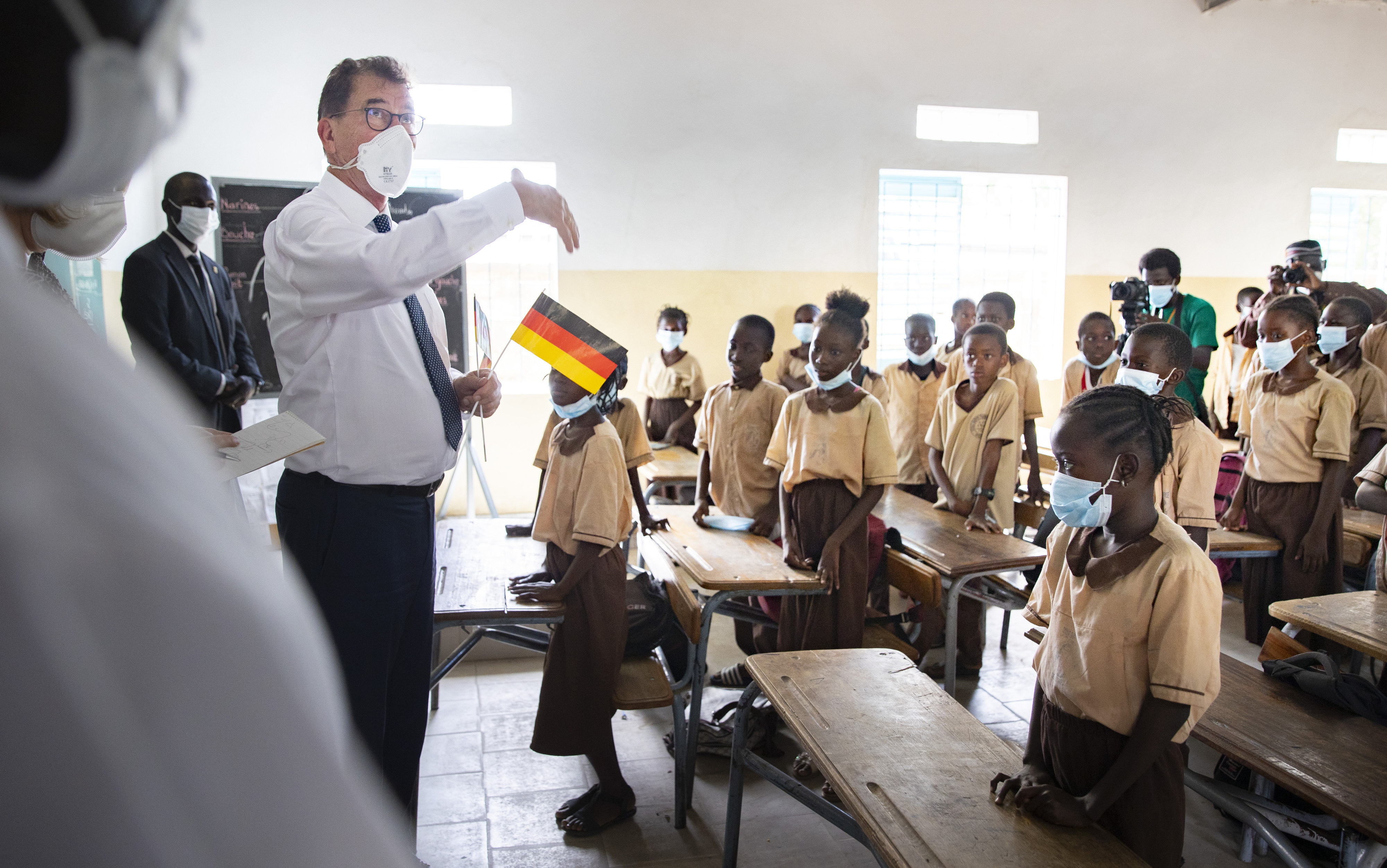 Bundesentwicklungsminister Gerd Müller bei der Besichtigung einer Schule in Khombole, Senegal am 17. Juni 2021.