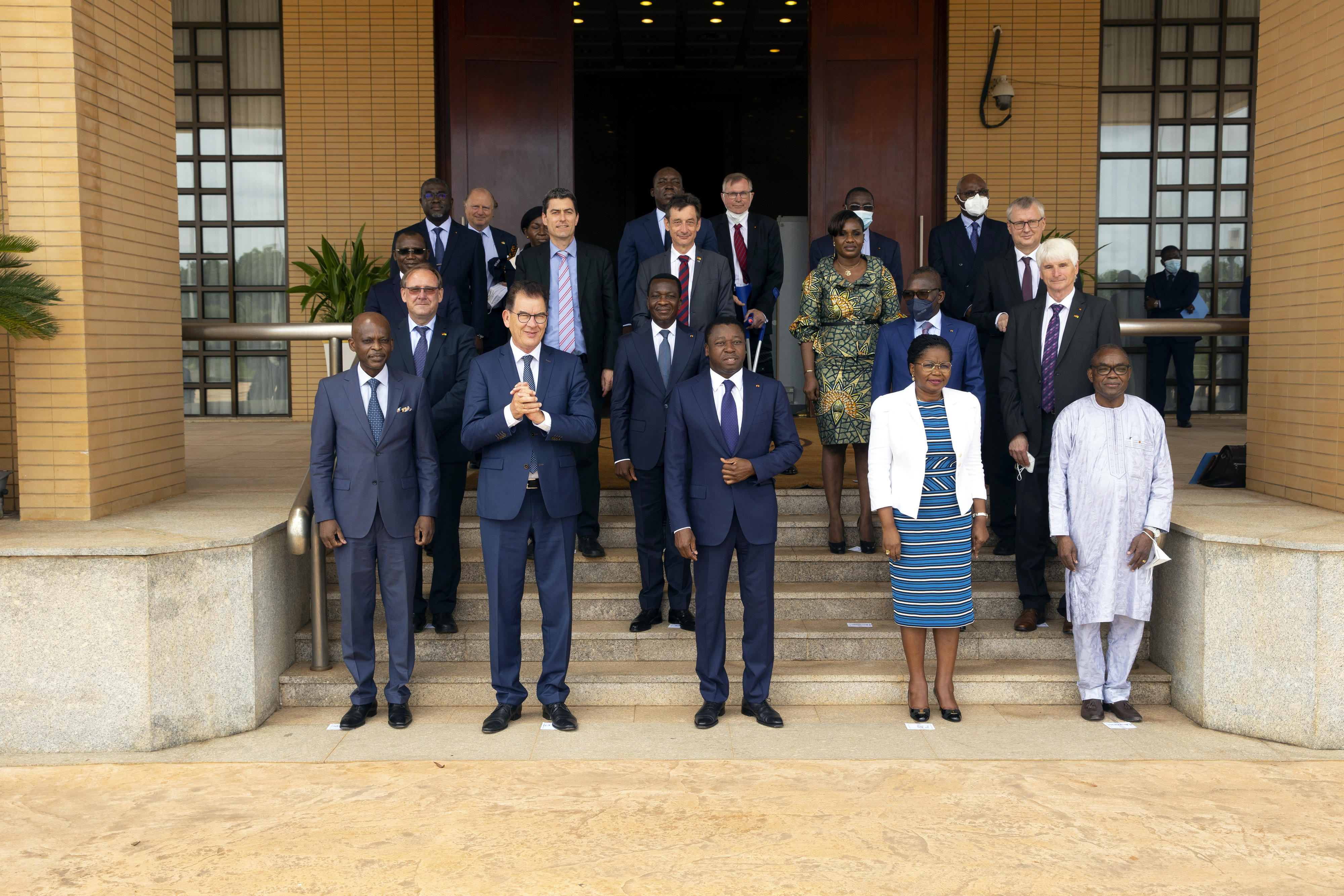 "Familienfoto" am 14. Juni 2021 in Lomé, Togo: Staatspräsident Faure Gnassingbé, Bundesentwicklungsminister Gerd Müller und die Delegationen von Togo und Deutschland