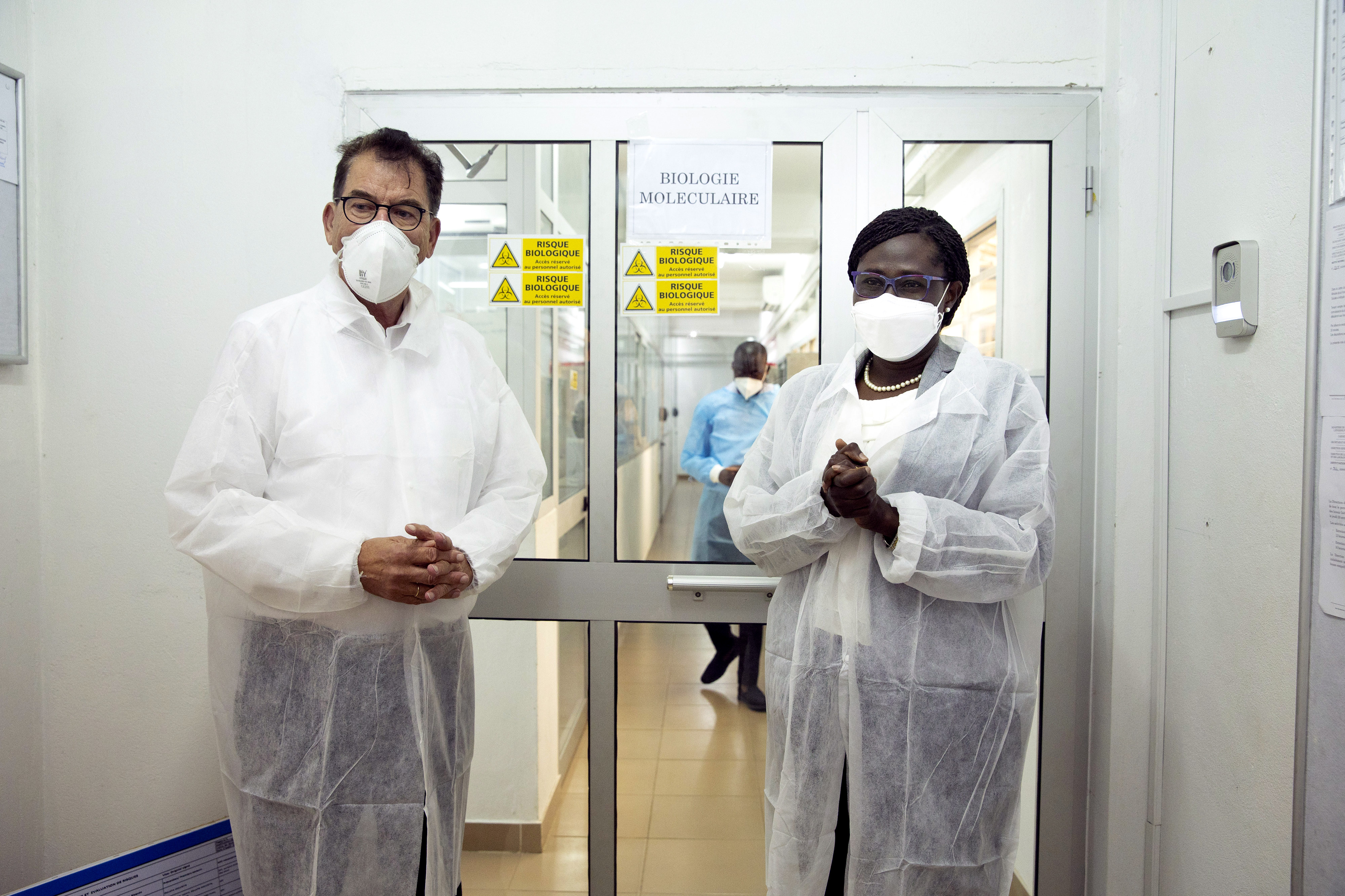 Minister Müller mit der Leiterin des staatlichen Hygieneinstituts in Togo. Im Labor im Hintergrund werden Coronaviren sequenziert.