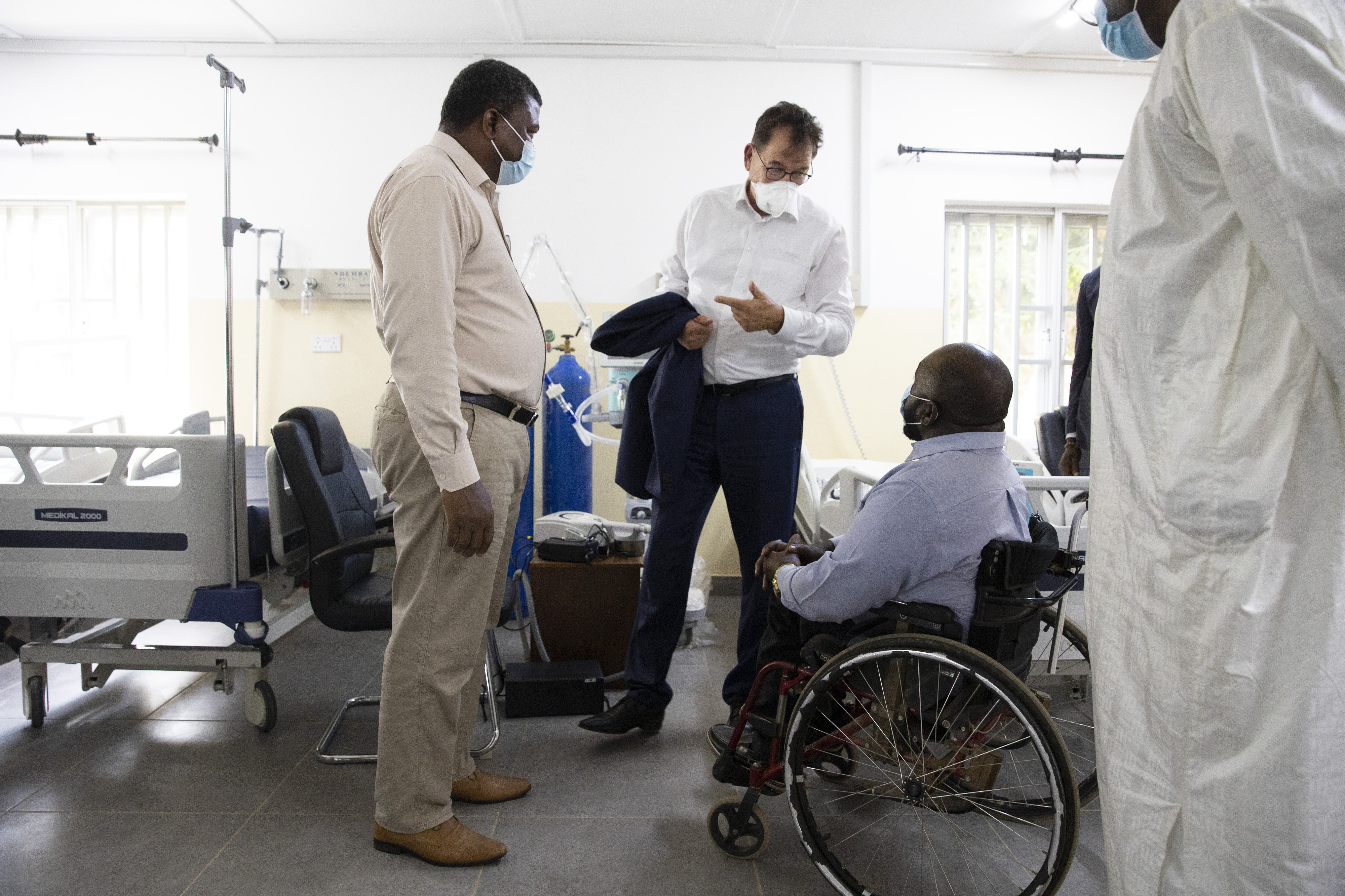 Bundesentwicklungsminister Gerd Müller beim Besuch der neuen Covid-19-Klinik in Gambia am 16. Juni 2021