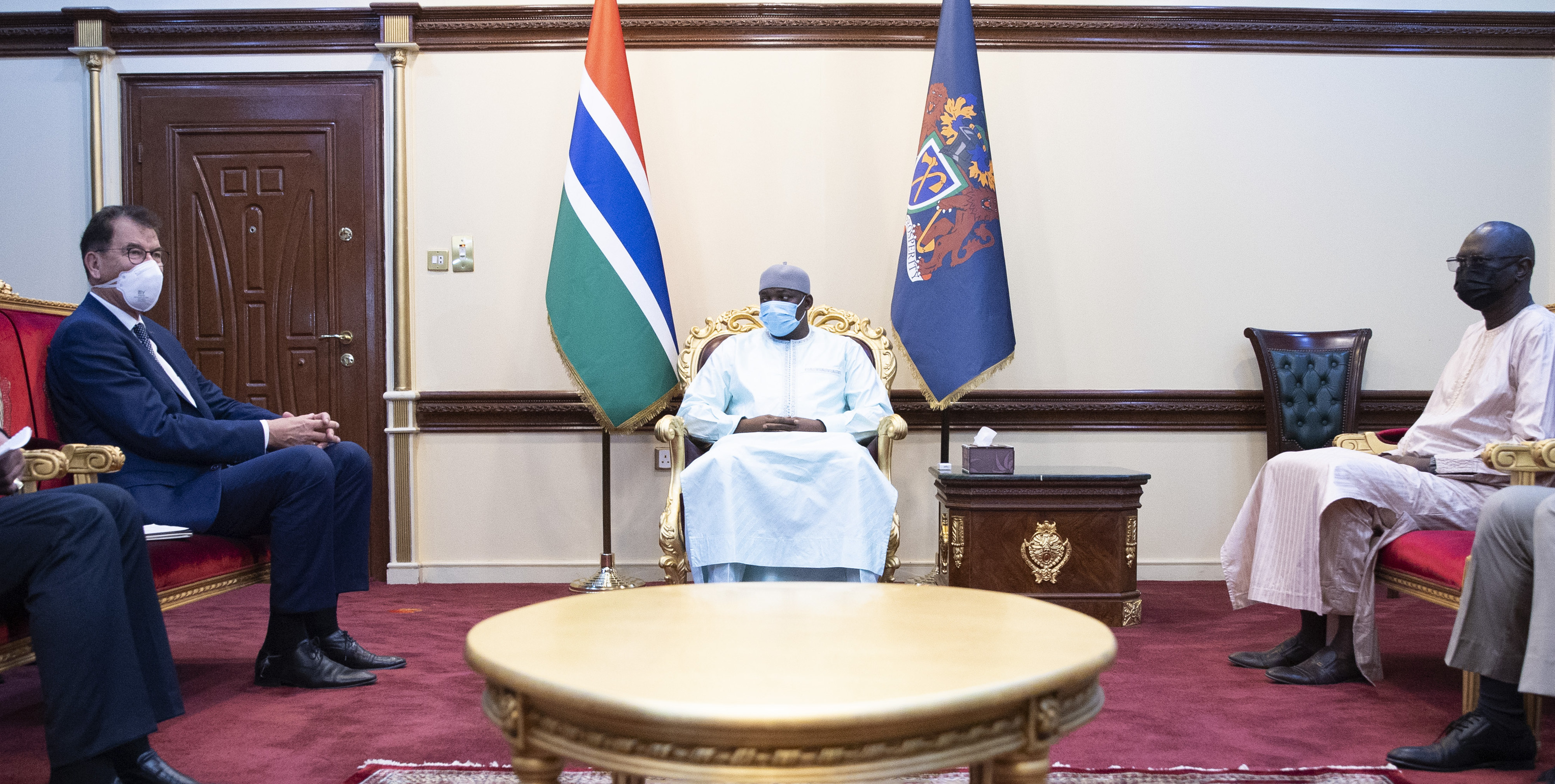 Bundesentwicklungsminister Gerd Müller beim Treffen mit dem gambischen Staatspräsidenten Adama Barrow am 17. Juni 2021