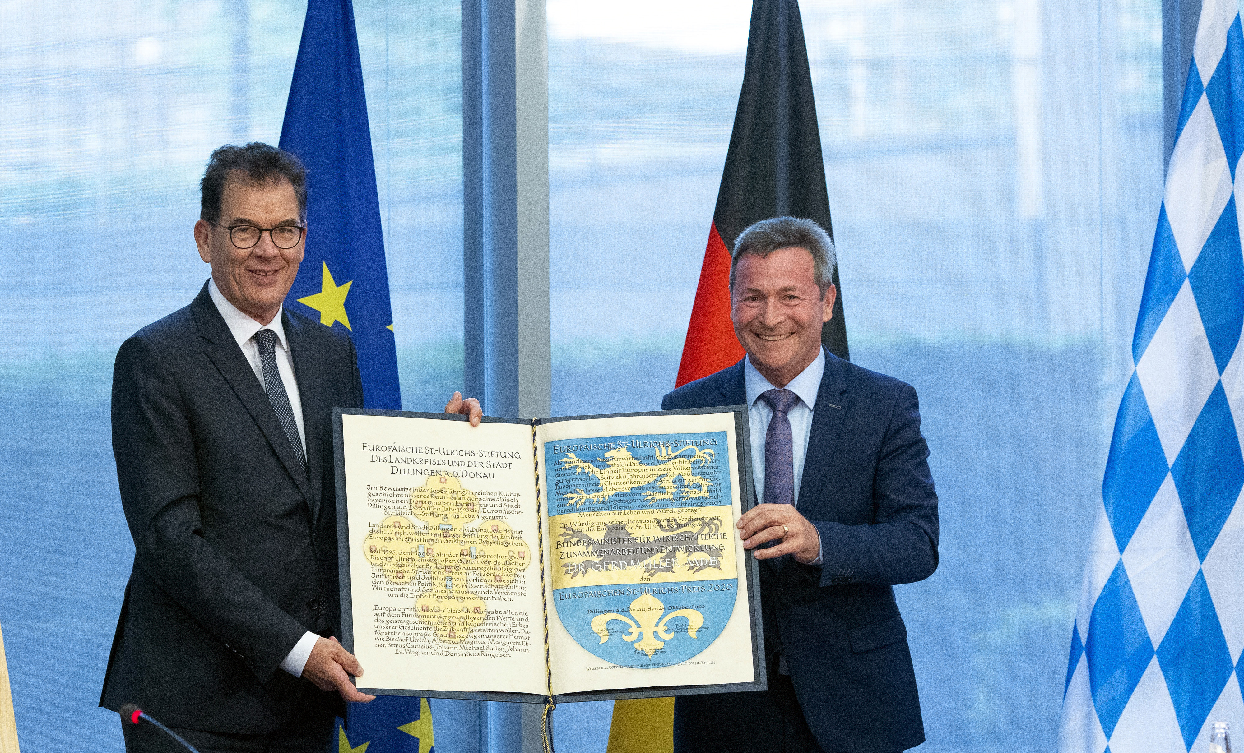 Bundesentwicklungsminister Gerd Müller erhält den Europäischen St.-Ulrichs-Preis 2020, rechts im Bild der Landrat des Landkreises Dillingen an der Donau, Leo Schrell
