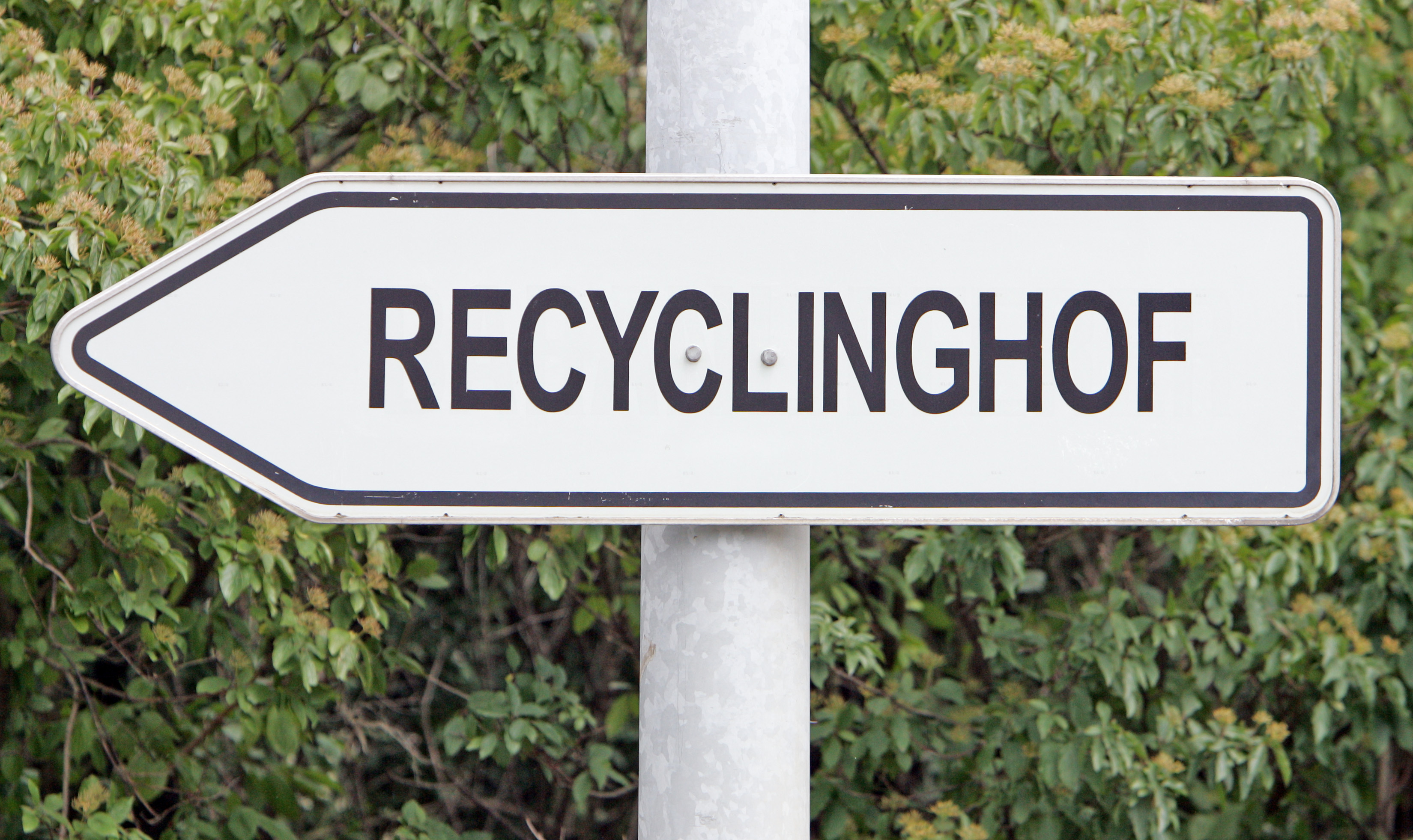 Schild mit der Aufschrift "Recyclinghof"