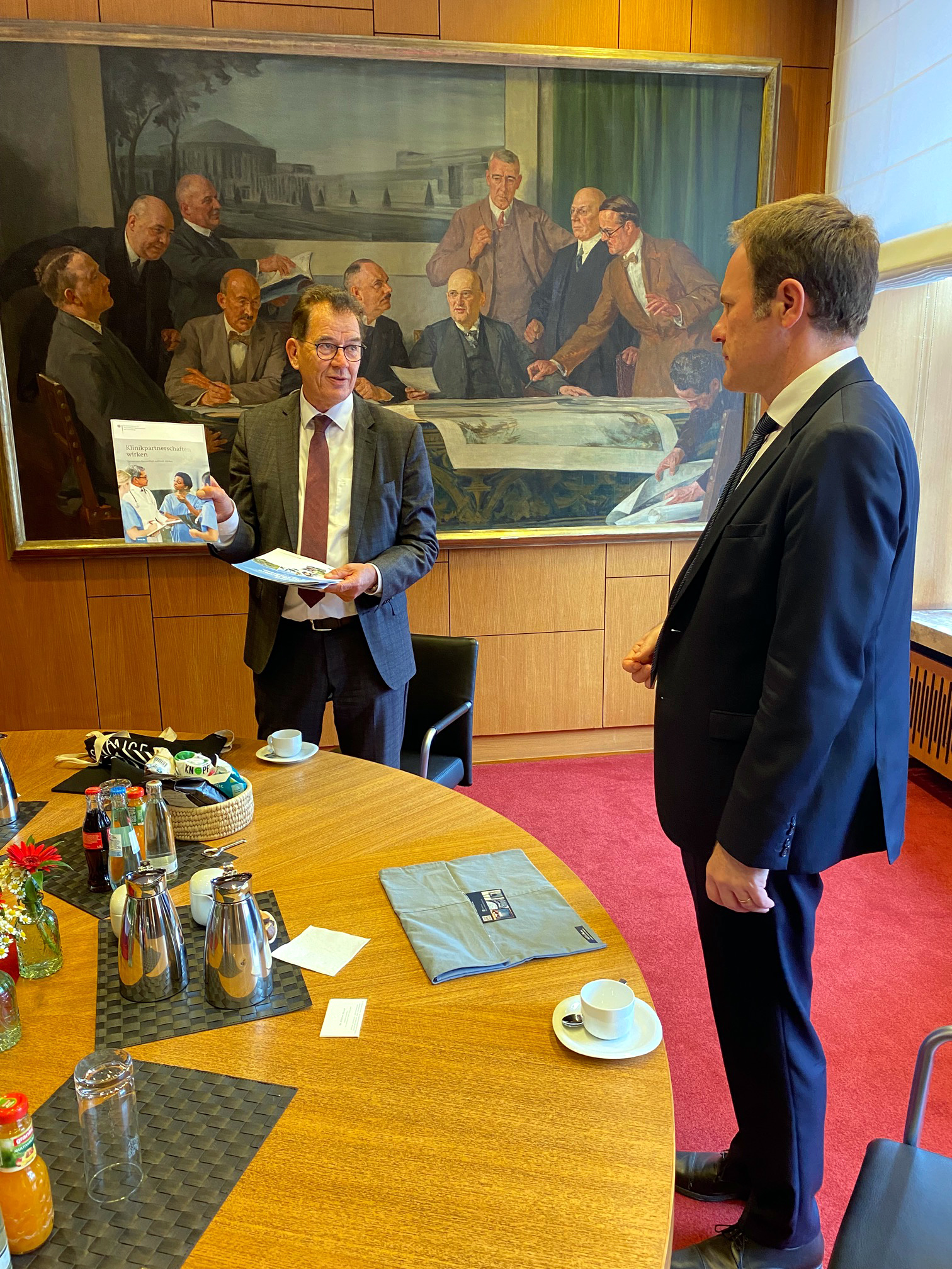 Bundesentwicklungsminister Gerd Müller im Gespräch mit dem Oberbürgermeister von Düsseldorf, Stephan Keller