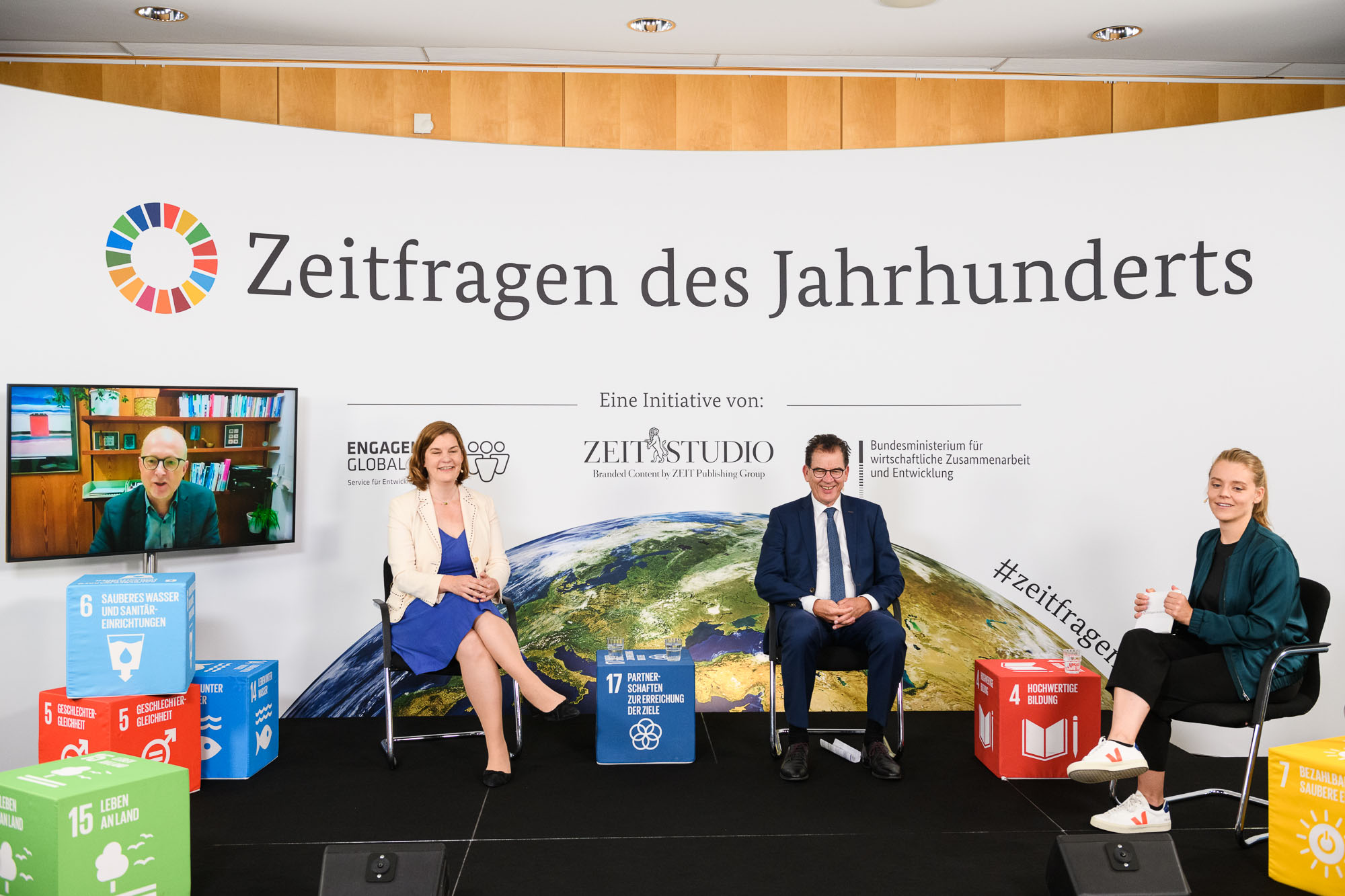 Von links nach rechts: Bernd Bornhorst, Vorsitzender von VENRO,  Susanna Krüger, Geschäftsführende und Vorstandsvorsitzende von Save the Children, Entwicklungsminister Gerd Müller und die Moderatorin Sabine Pusch beim Auftakt der Reihe "Zeitfragen des Jahrhunderts"