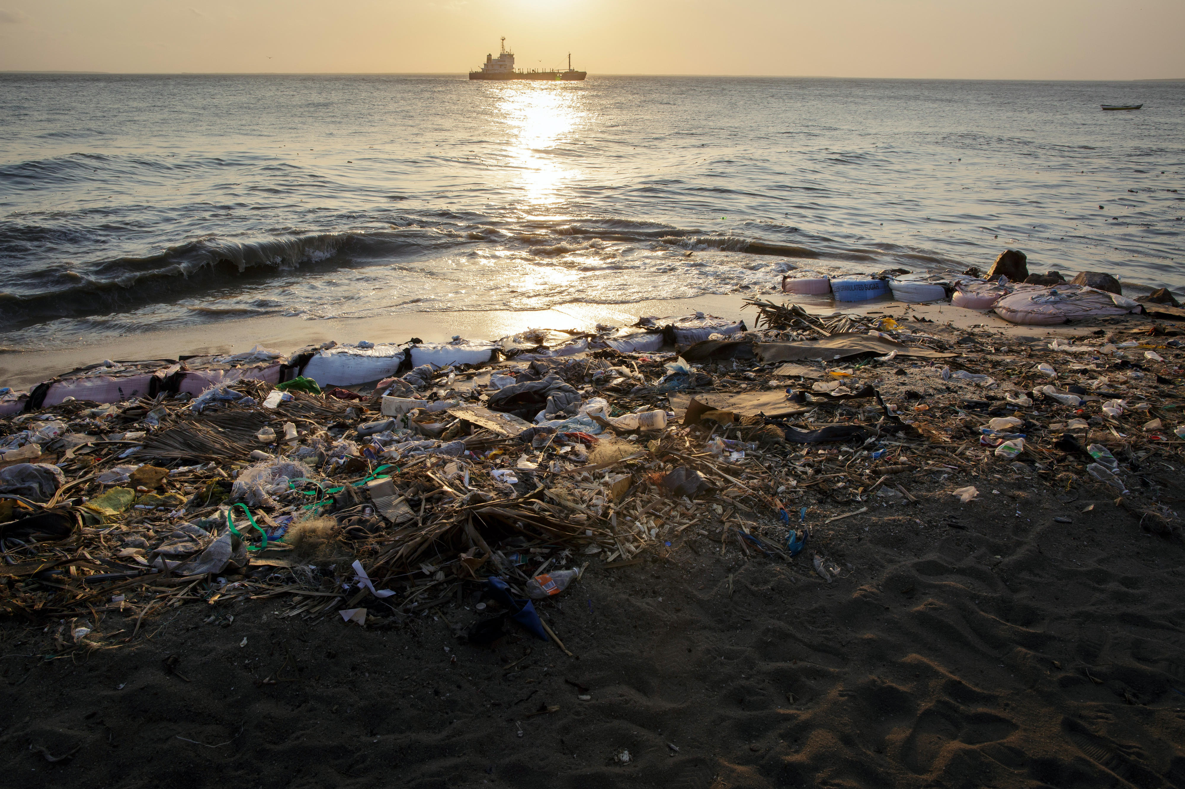Angeschwemmter Müll liegt am Strand von Beira in Mosambik.