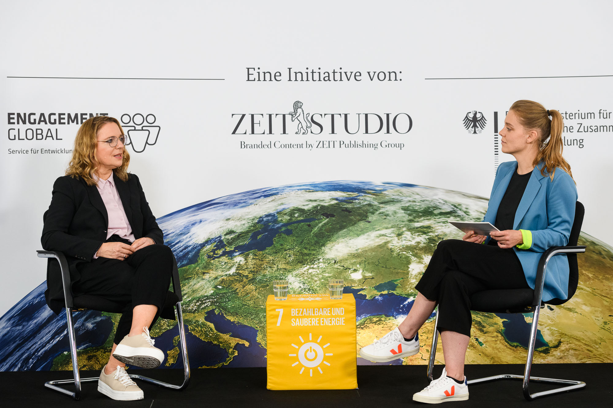 Von links : Prof. Dr. Claudia Kemfert, Leiterin der Abteilung Energie, Verkehr, Umwelt, Deutsches Institut für Wirtschaftsforschung, und die Moderatorin Sabine Pusch bei der Diskussion zu SDG 7 in der Reihe "Zeitfragen des Jahrhunderts"